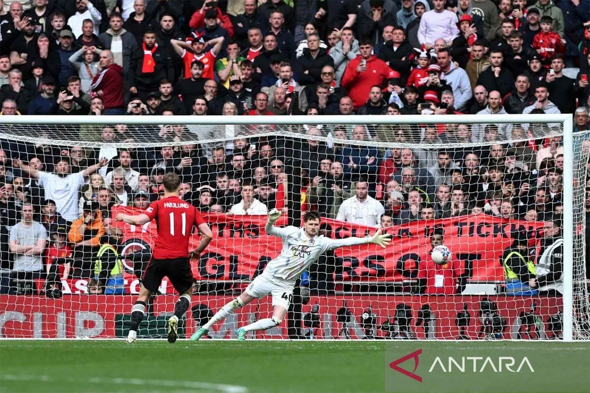 Rasmus Hojlund mencetak gol penalti yang memastikan Manchester United (MU) melaju ke final Piala FA usai menyingkirkan Coventry City lewat drama adu penalti pada babak semifinal di Stadion Wembley.