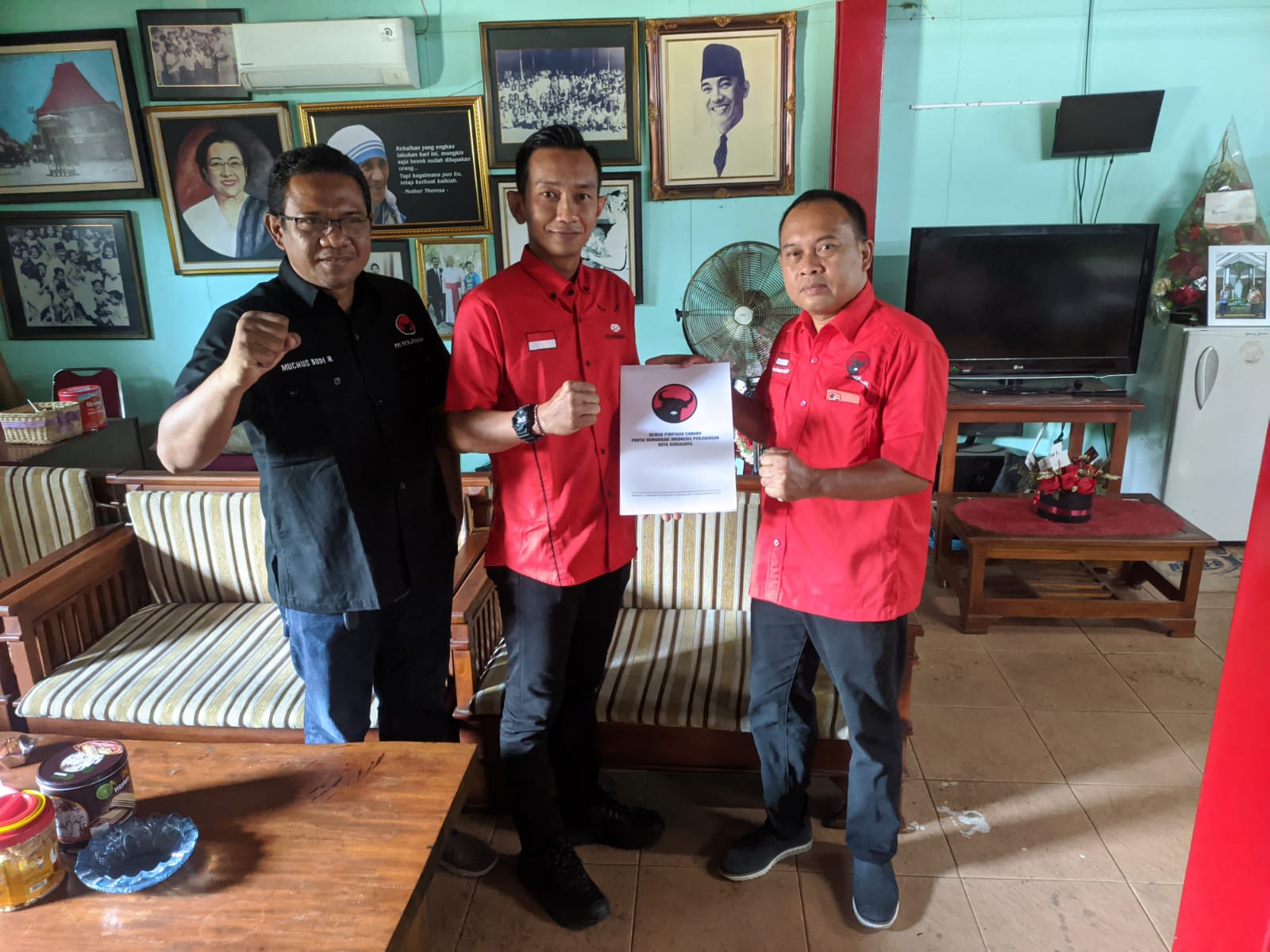 Aulia Haryo (tengah) mendaftarkan diri ke PDIP Kota Solo sebagai bakal calon wakil wali kota Solo di pilkada mendatang.