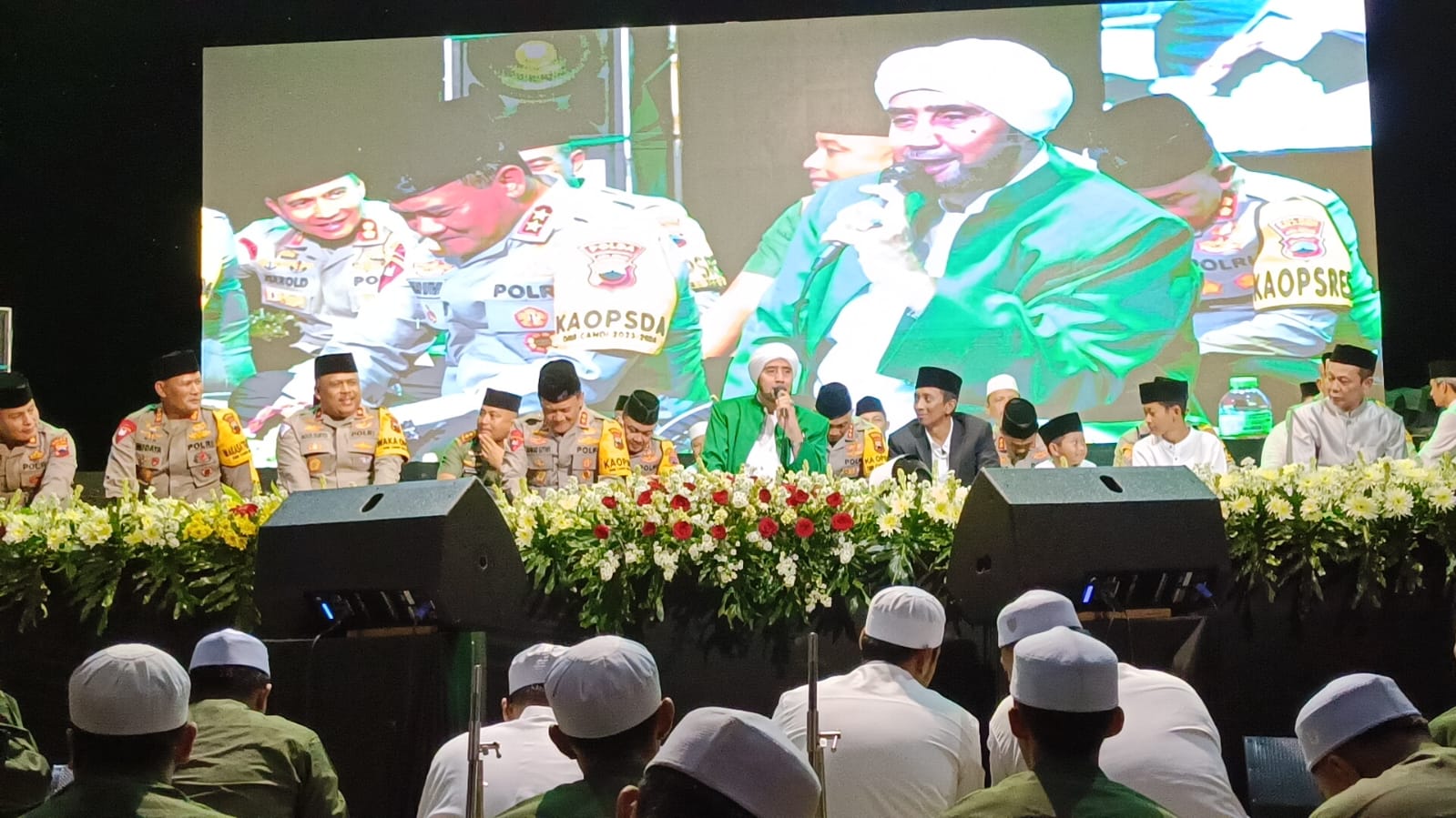 Kapolda Jawa Tengah Irjen Pol Ahmad Luthfi bersama Habib Syech bin Abdul Qodir Assegaf di Desa Bedoro, Sambungmacan. (Ahmad Khairudin/Radar Solo)