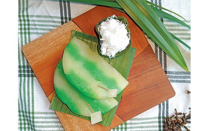 CAMILAN LEZAT: Lapis singkong dengan bahan baku singkong Gunung Lawu.