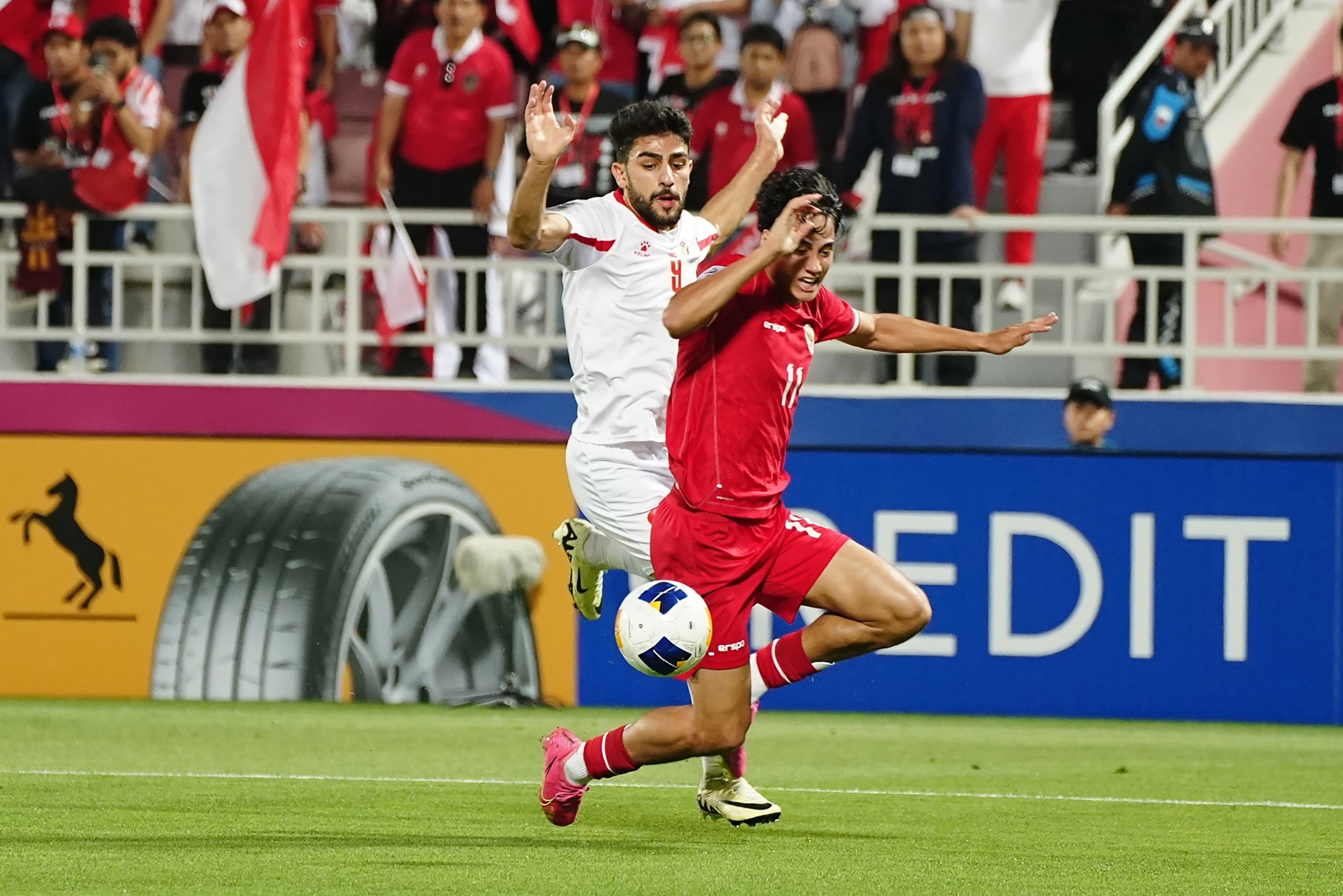 Striker Timnas Indonesia U-23 rafael Struick saat dijegal pemain Yordania di Piala Asia U-23, 21 April lalu.&nbsp;