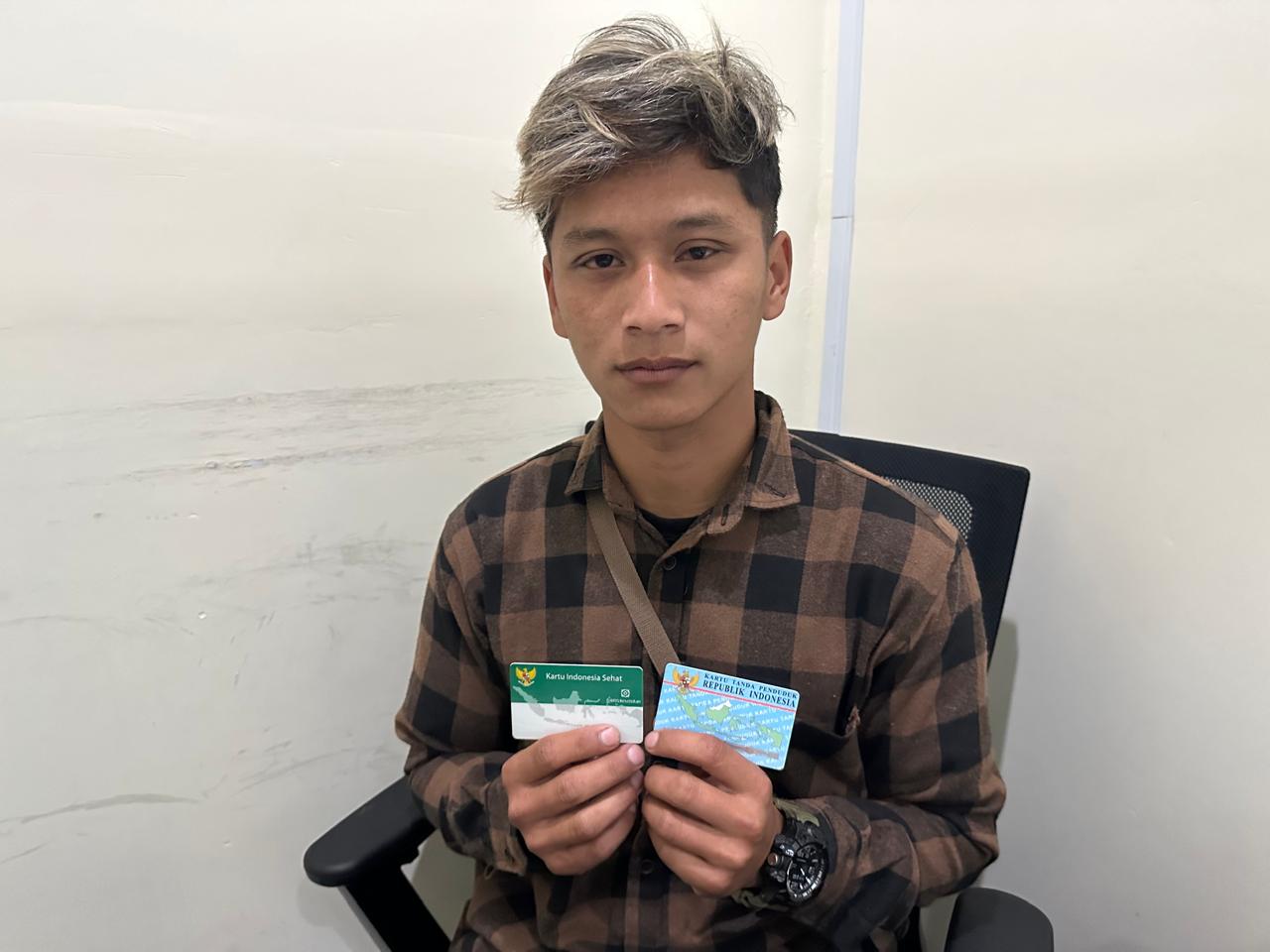 Arianto, peserta JKN asal Boyolali tunjukan kartu BPJS Kesehatan dan KTP usai mengurus administrasi di Kantor BPJS Kesehatan Cabang Boyolali, Selasa (23/4/2024).