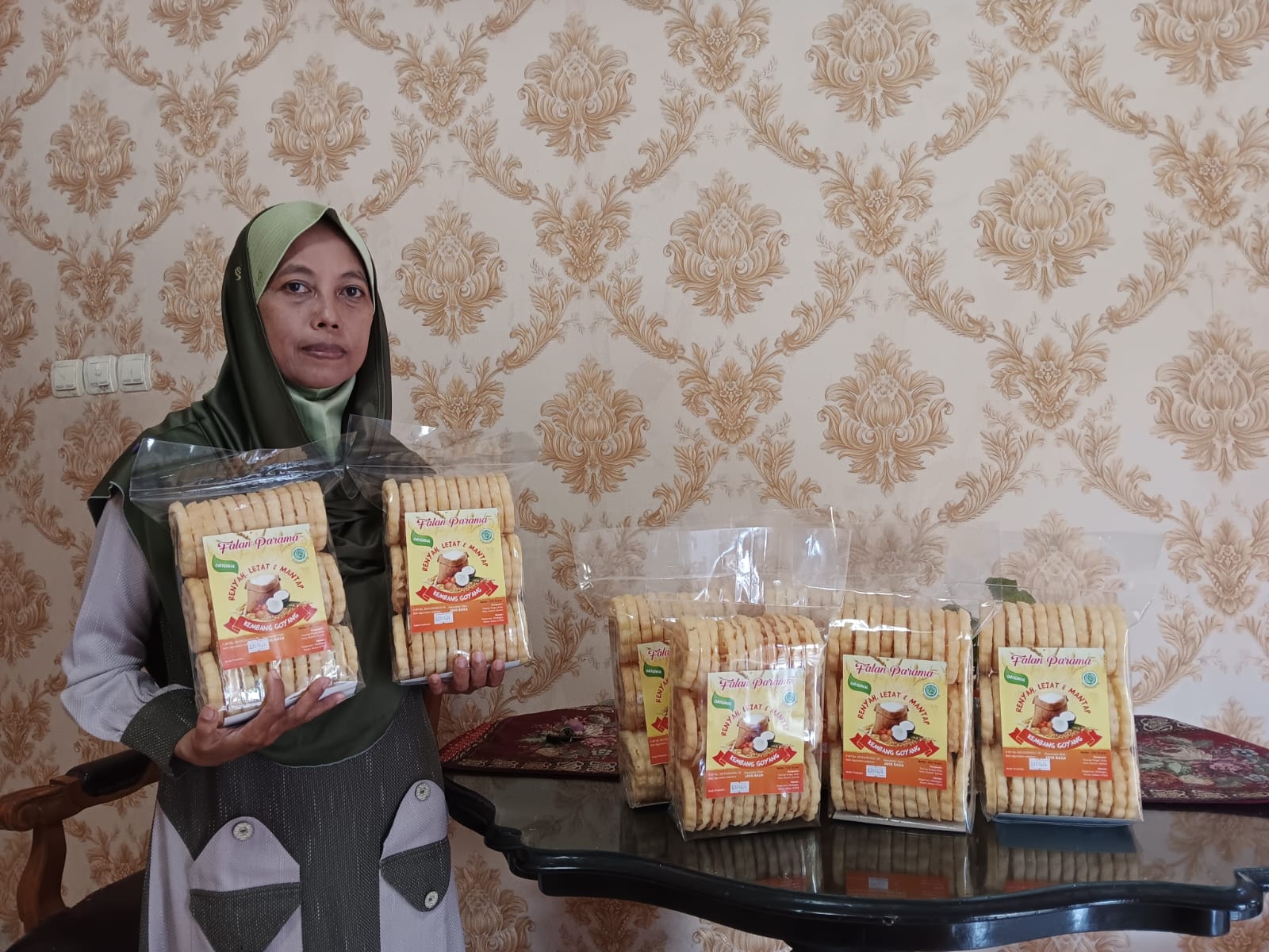 Endang Utari saat memperlihatkan produk kembang goyang di rumah produksinya di Desa Glodogan, Kecamatan Klaten Selatan, Klaten, Selasa (23/4/2024).