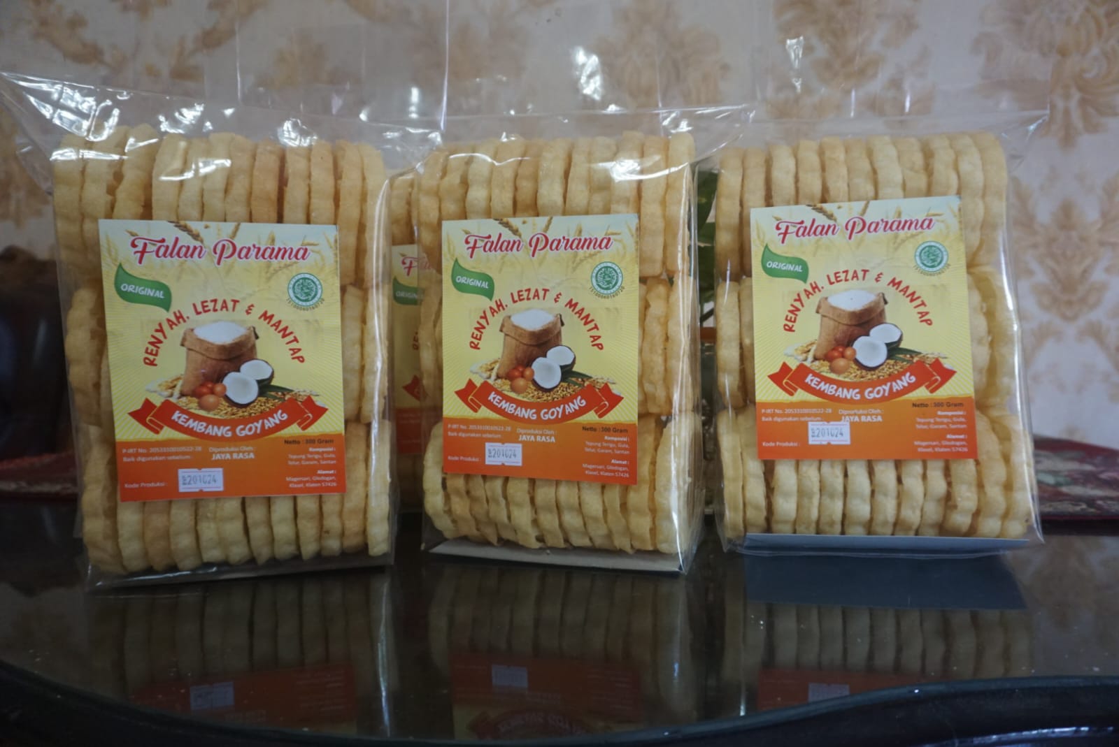 Produk kembang goyang yang diproduksi Endang Utari di rumah produksinya di Desa Glodogan, Kecamatan Klaten Selatan, Klaten, Selasa (23/4/2024)