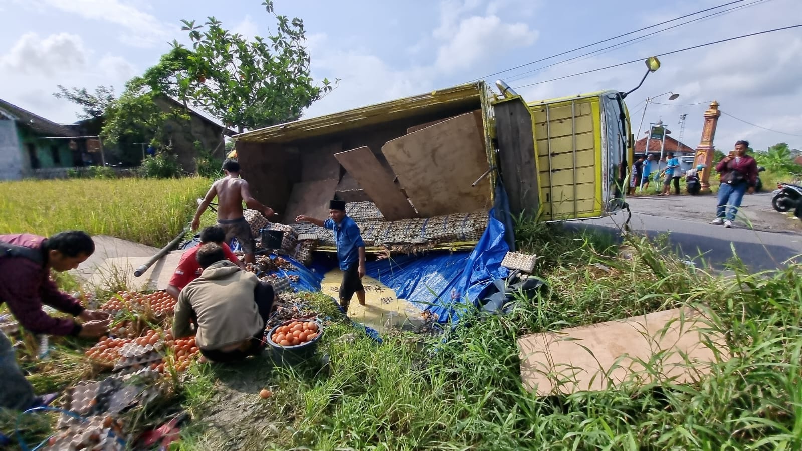 Evakuasi 5 ton telur yang berhamburan di area persawahan Dusun Banjarejo RT 14 RW 05, Desa Kateguhan, Kecamatan Sawit, Boyolali, Selasa (23/4/2024).