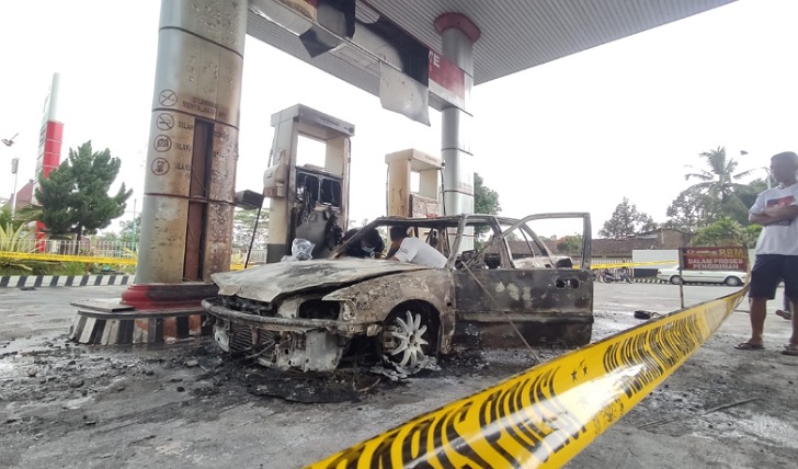 Bangkai mobil milik anggota Damkar Wonogiri yang terbakar di SPBU Ngadirojo, Selasa (23/4/2024).