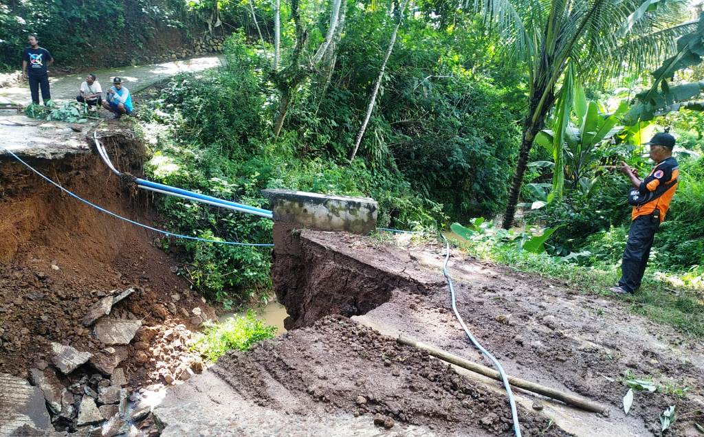 Kondisi jembatan antardesa Gempolan dan Plosorejo di Kecamatan Kerjo yang ambrol. (Rudi Hartono/Radar Solo)