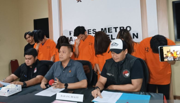 Keenam tersangka penyalahgunaan narkoba saat rilis kasus di Polda Metro Jakarta Selatan, Selasa (23/4/2024).