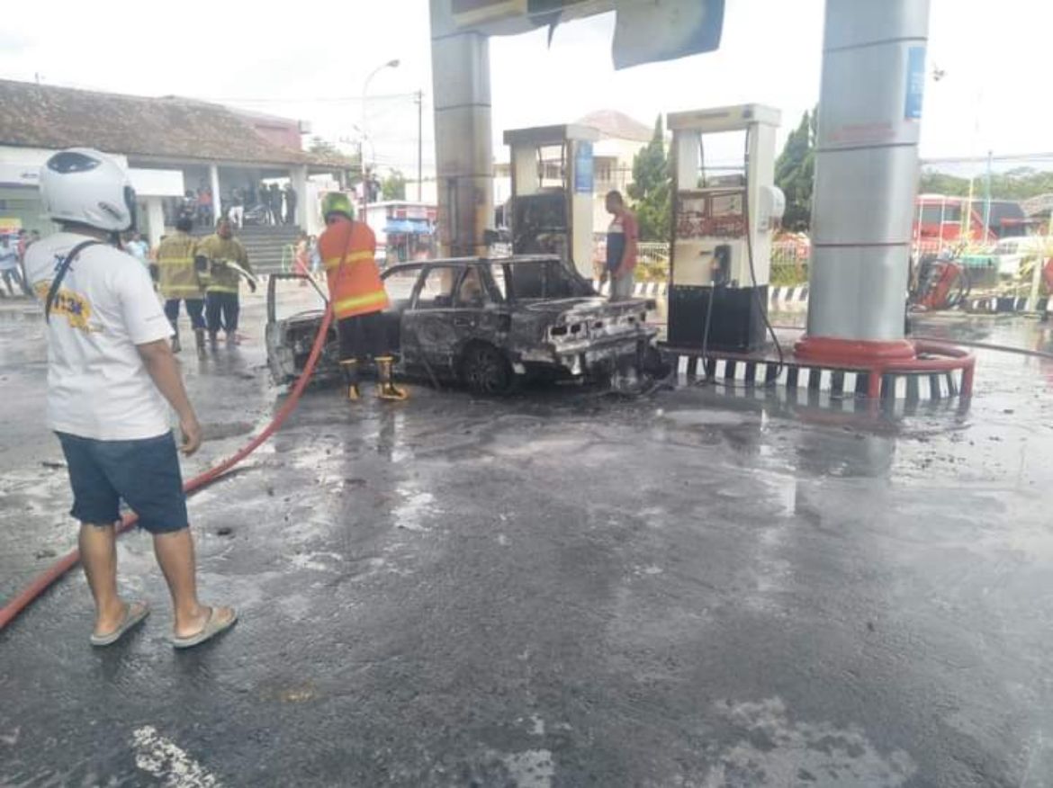 Proses pemadaman yang dilakukan tim Pemadam Kebakaran pada kendaraan di SPBU Ngadirojo, Wonogiri, Selasa (23/4/2024).