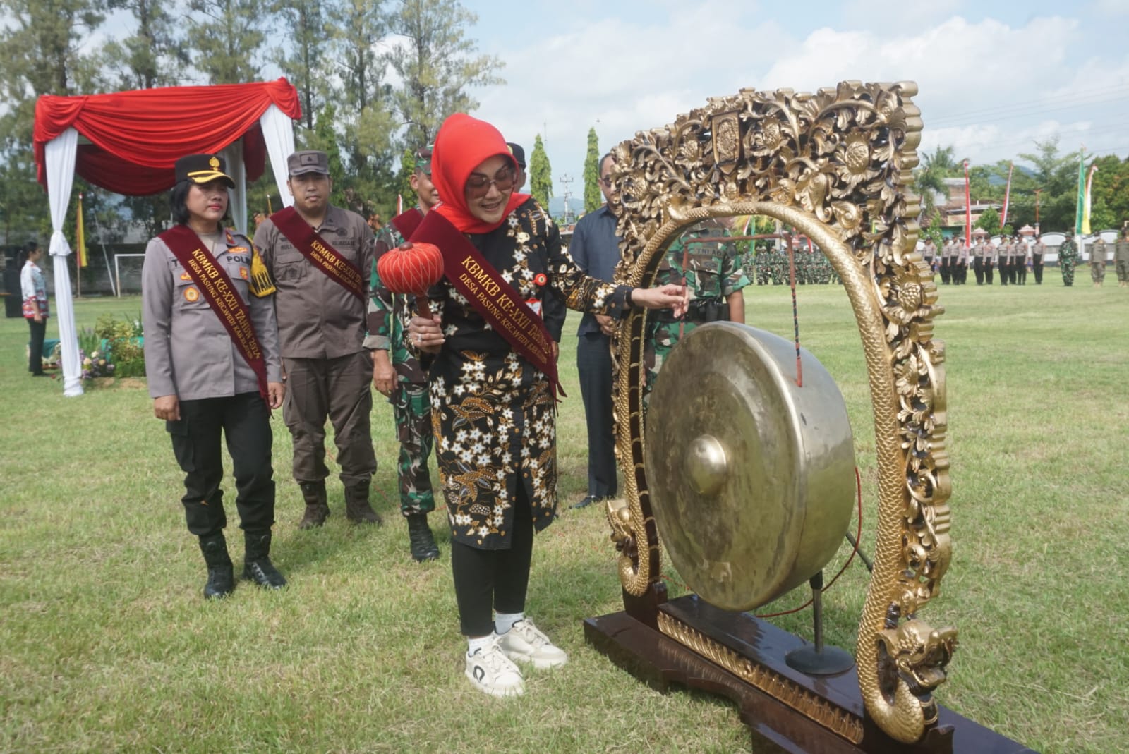 Bupati Klaten Sri Mulyani membuka program KBMKB ke-22 di Lapangan Desa Pasung, Kecamatan Wedi, Klaten, Selasa (23/4). (Angga Purenda/Radar Solo)