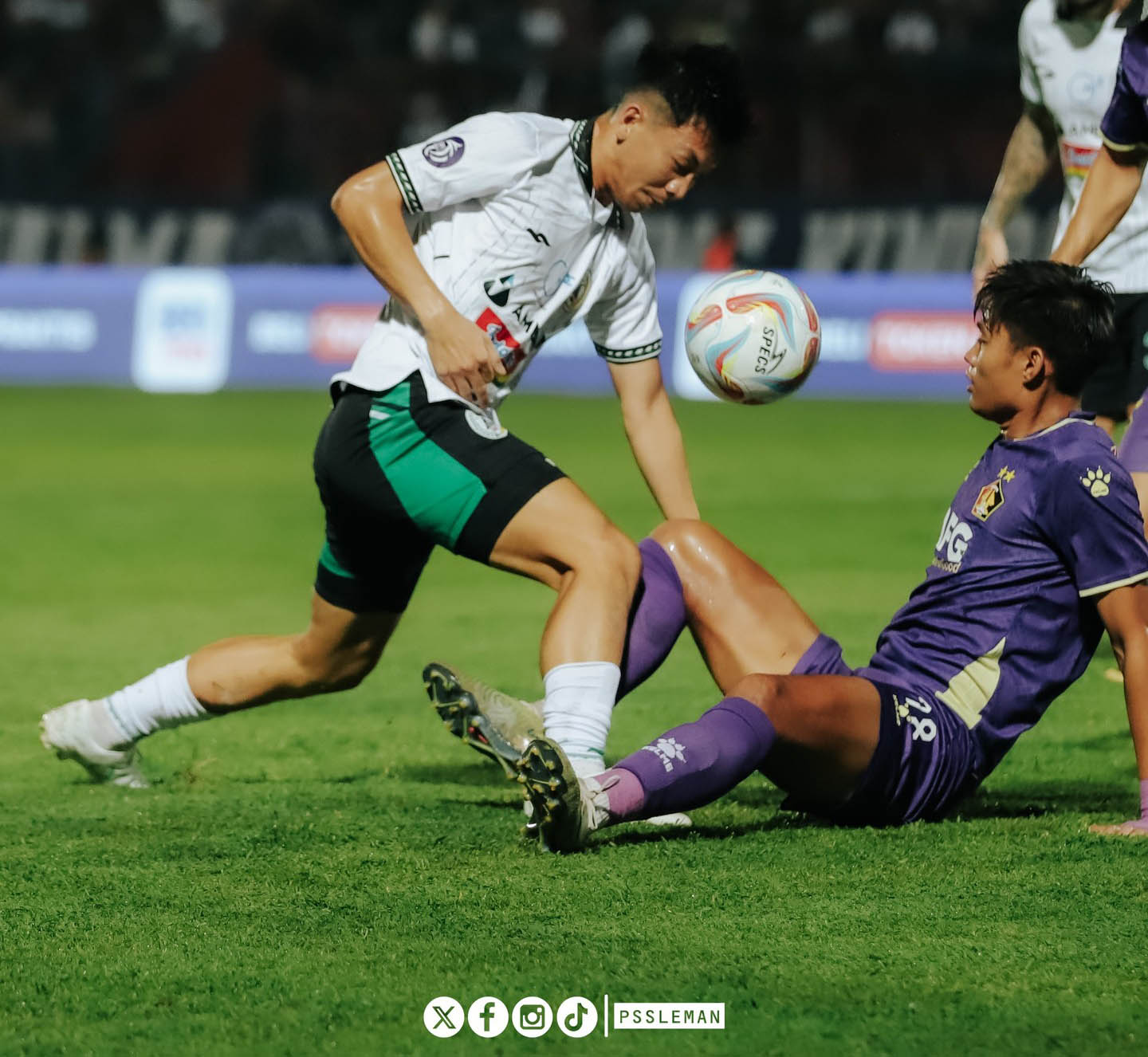 Laga PSS Sleman dan Persik Kediri di Stadion Brawijaya, 24 April 2024.
