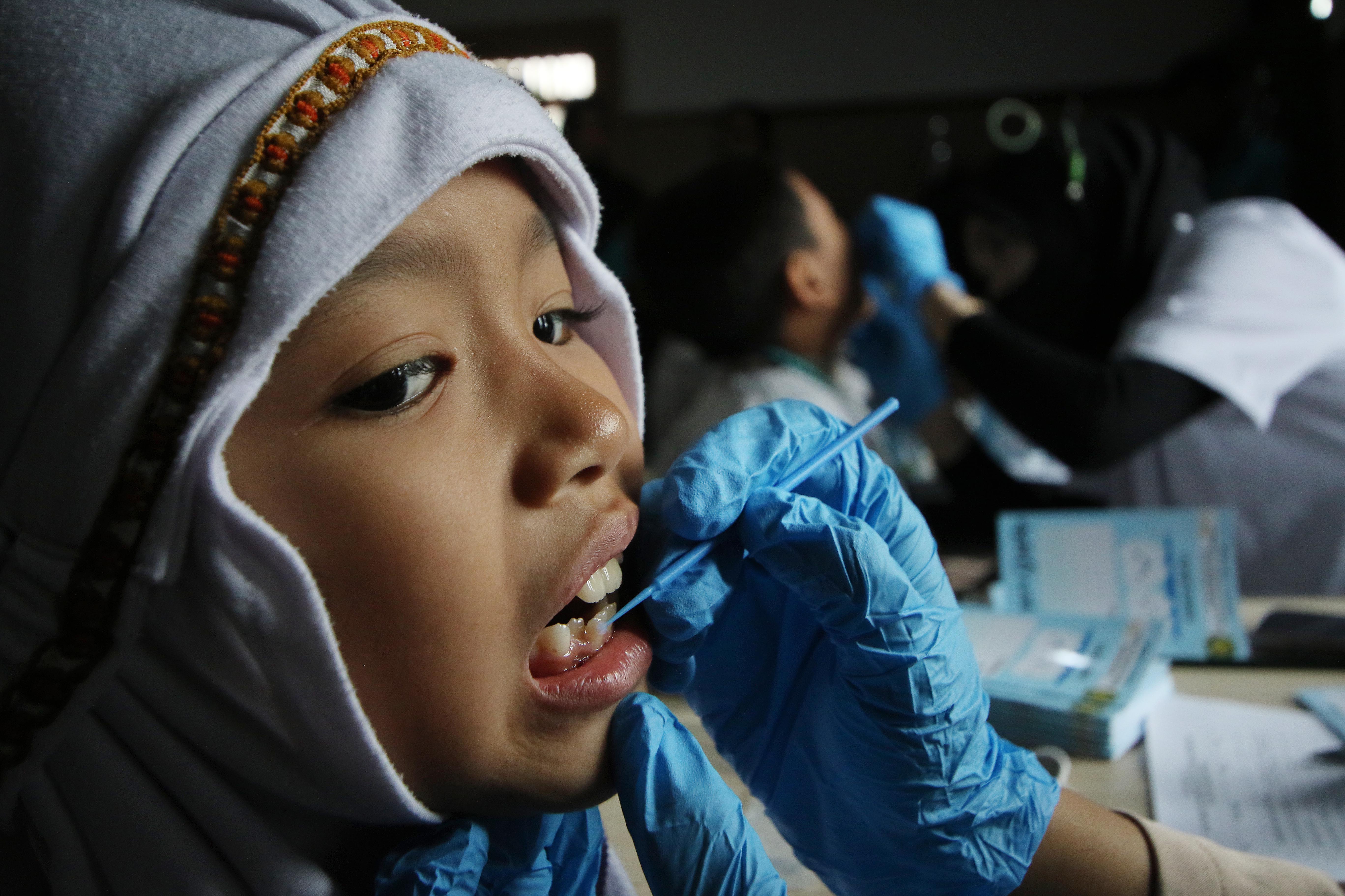 Siswa salah satu SD swasta di Kota Solo diperiksa giginya oleh tim medis RSGM Soelastri dan FKG UMS, Rabu (24/4).