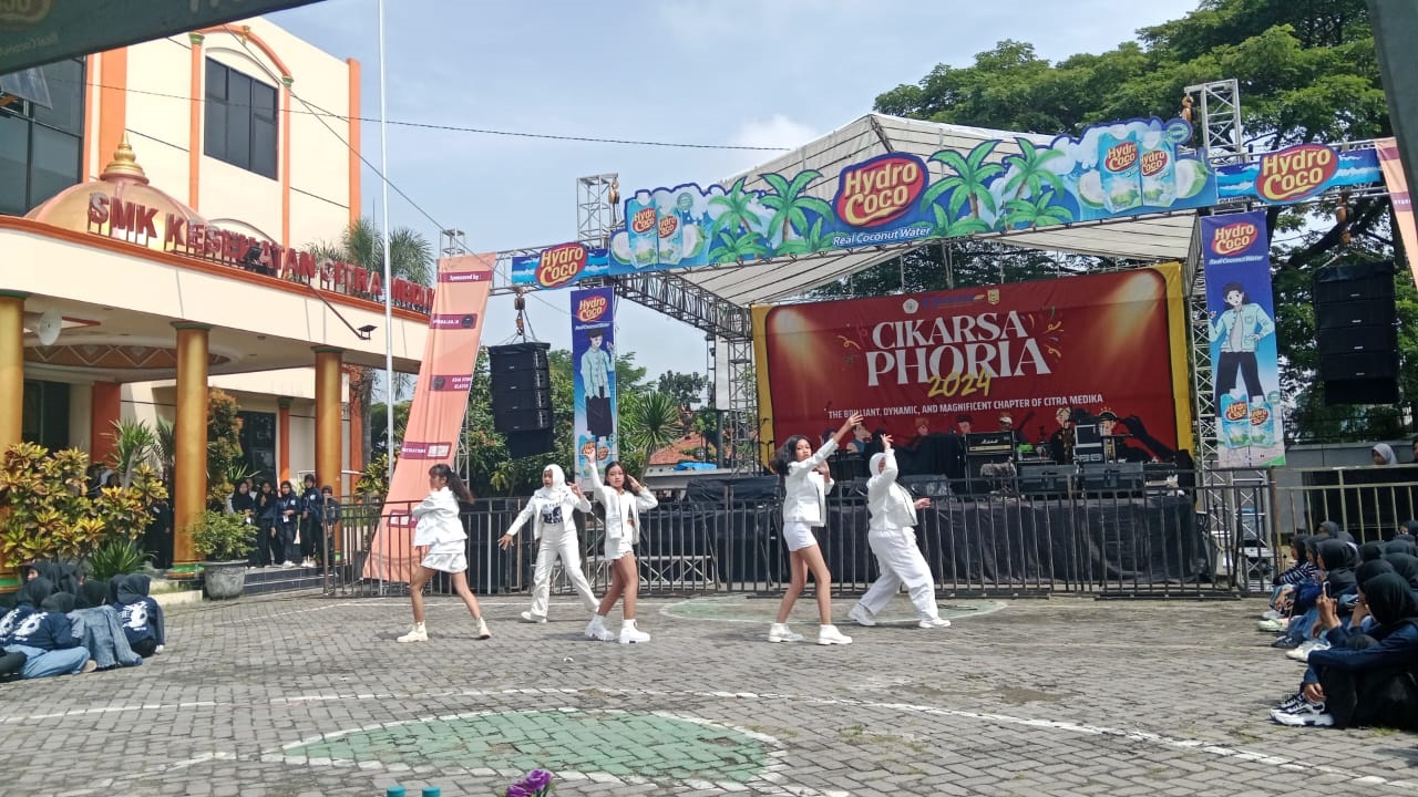 Lomba K-Pop cover dance yang digelar SMK Kesehatan Citra Medika Sukoharjo dalam merayakan HUT ke-10-nya, Rabu (24/4).