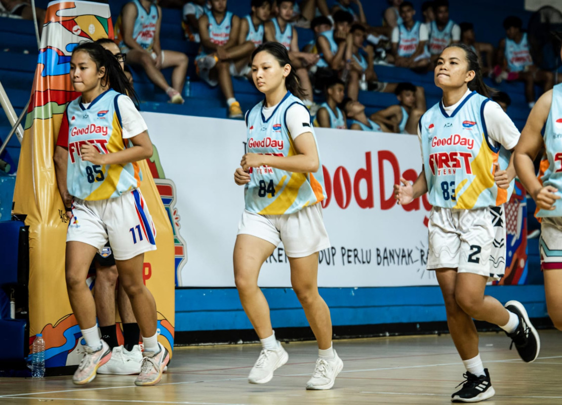 Monica Ignacia (tengah) dari SMA Warga Solo saat mengikuti Kopi Good Day DBL Camp 2024, Selasa (23/4).