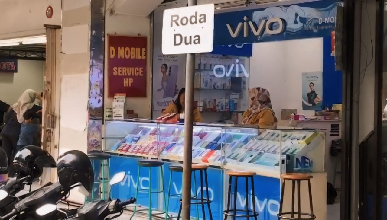 Penjual telepon seluler di pusat perdagangan HP di Mall Singosaren Kota Solo.