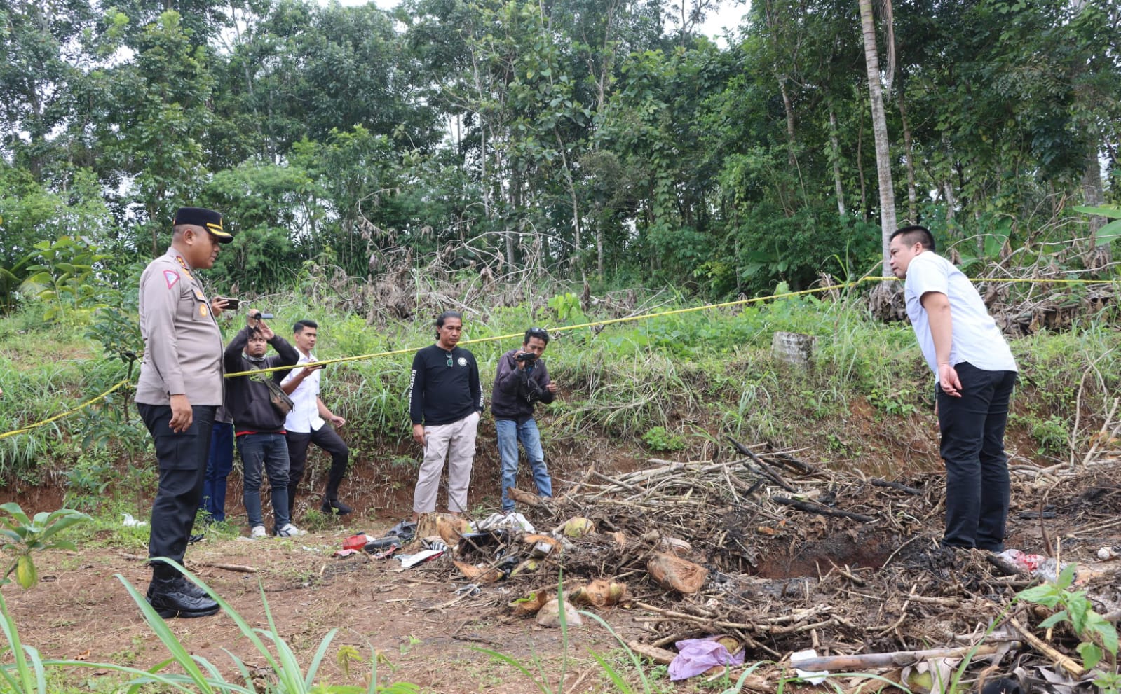 Kapolres Wonogiri AKBP Andi Muhammad Indra Waspada Amirullah (kiri) mengecek TKP pembakaran jasad Kartika di Desa Setren, Kecamatan Slogohimo, Wonogiri.