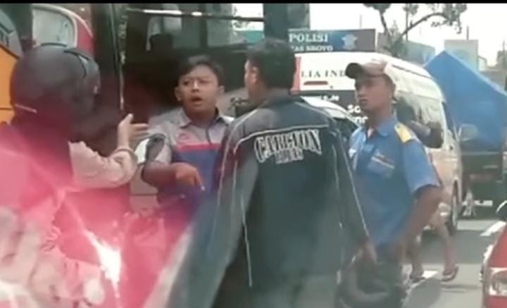 Rekaman video adu mulut antara sopir bus Sumber Selamat dengan pengendara sepeda motor di jalan Solo-Sragen, Jaten. (Rudi Hartono/Radar Solo)