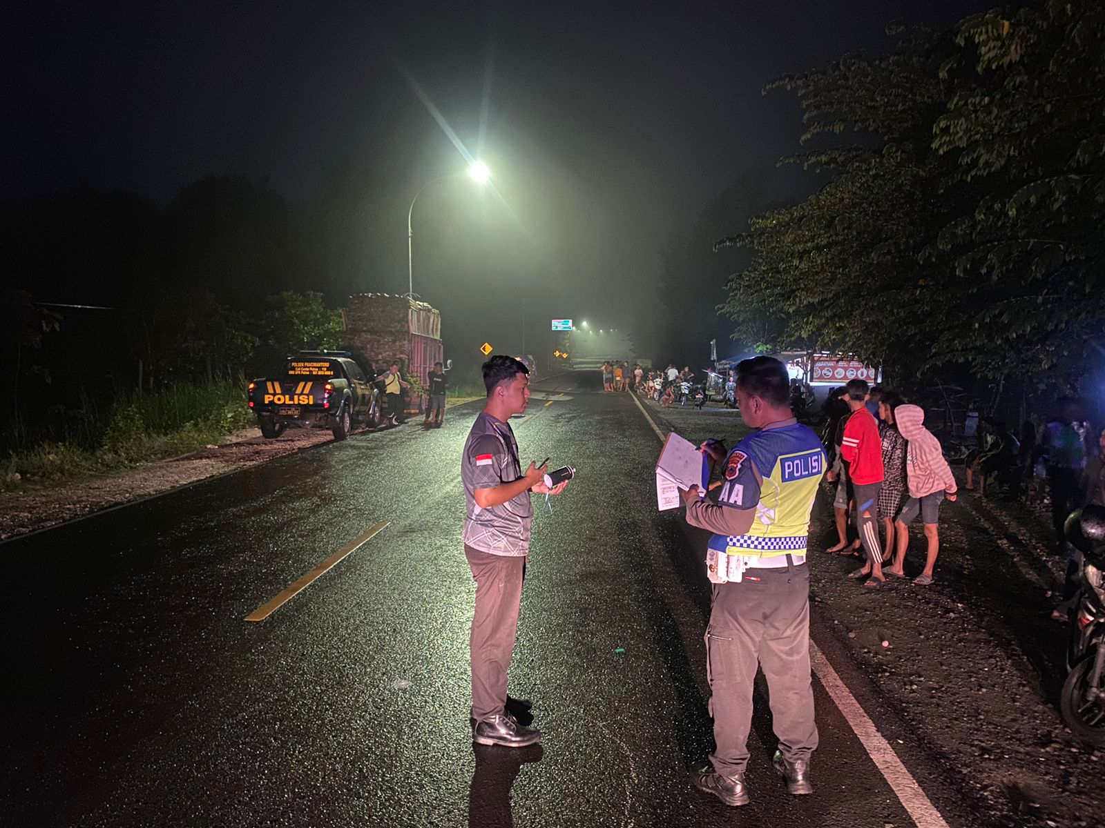 Olah TKP kecelakaan di Jalan Raya Pracimantoro-Gunungkidul, Kelurahan Gedong Kecamatan Pracimantoro, Wonogiri, Selasa (23/4/2024) malam.