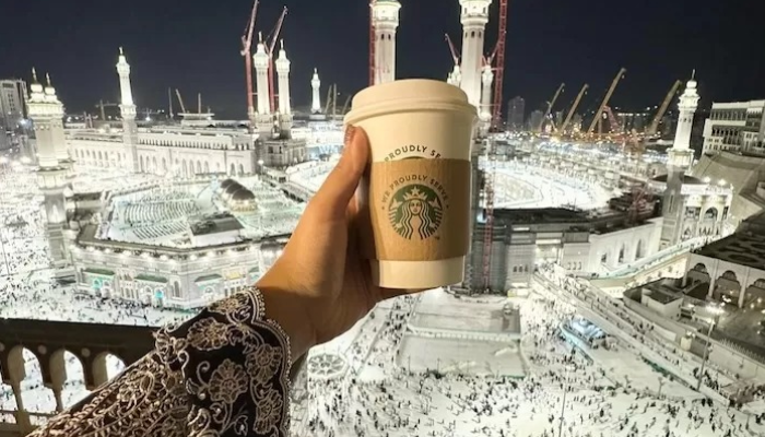 Unggahan Wakil Ketua DPRD DKI Jakarta Zita Anjani pamer Starbucks saat umroh di Makkah.