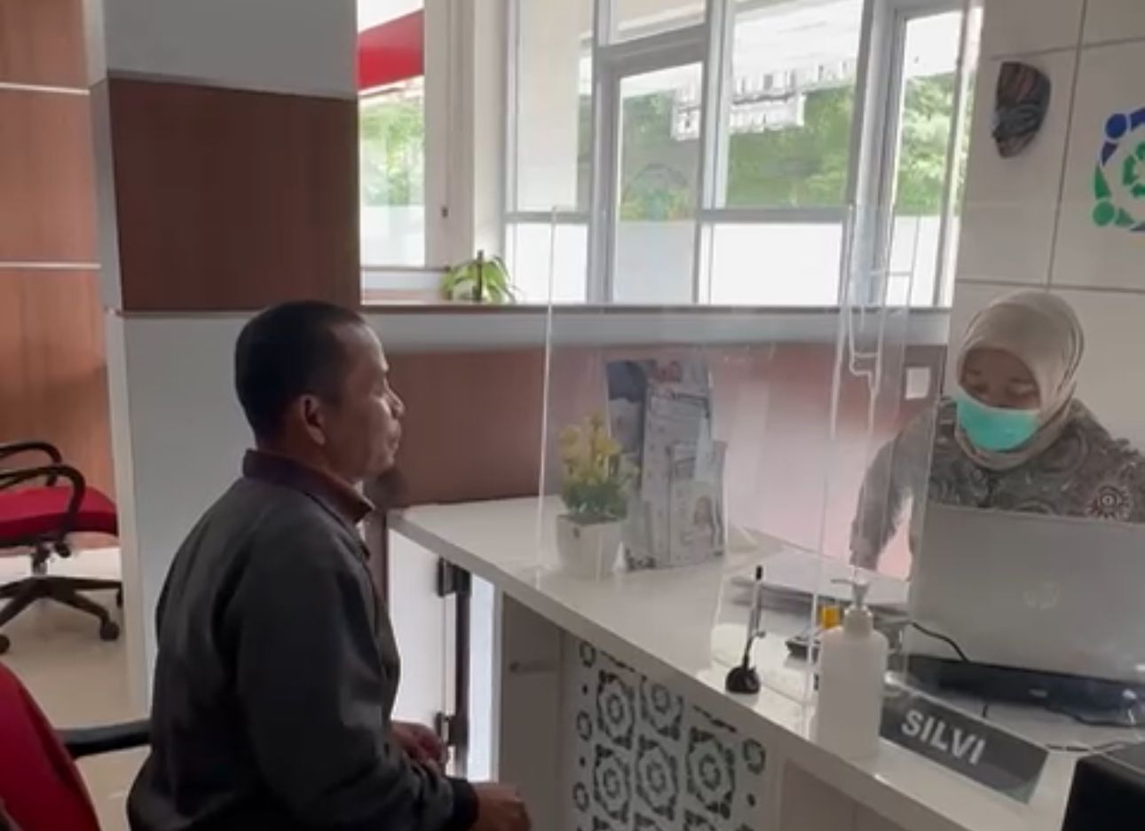 Salah satu peserta JKN saat mengurus administrasi di konter BPJS Kesehatan pada Mal Pelayanan Publik (MPP) Kabupaten Boyolali