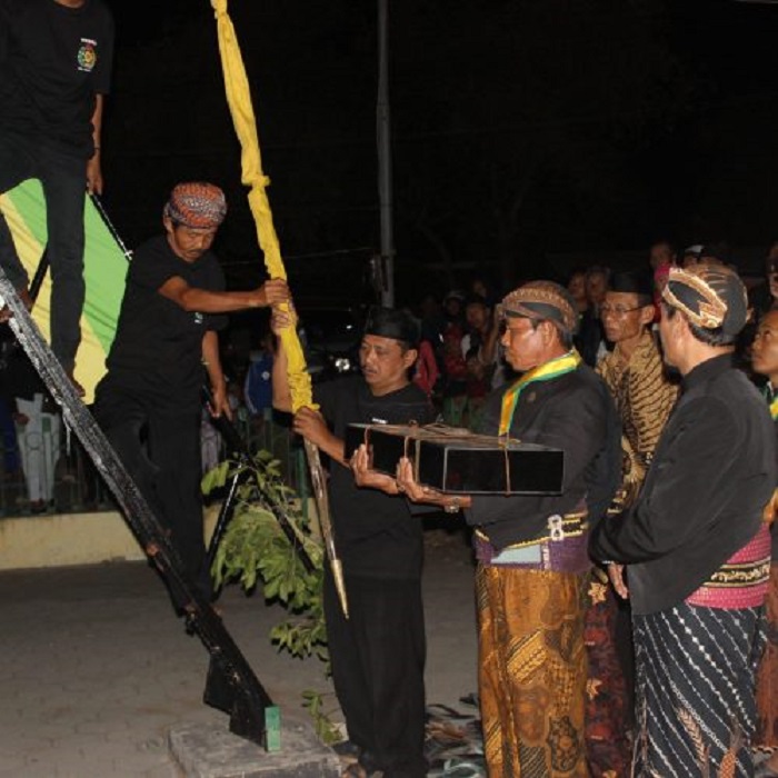 Pusaka Pangeran Samber Nyawa dikeluarkan dari Tugu Pusaka, Kecamatan Selogiri, Kabupaten Wonogiri untuk dijamas.