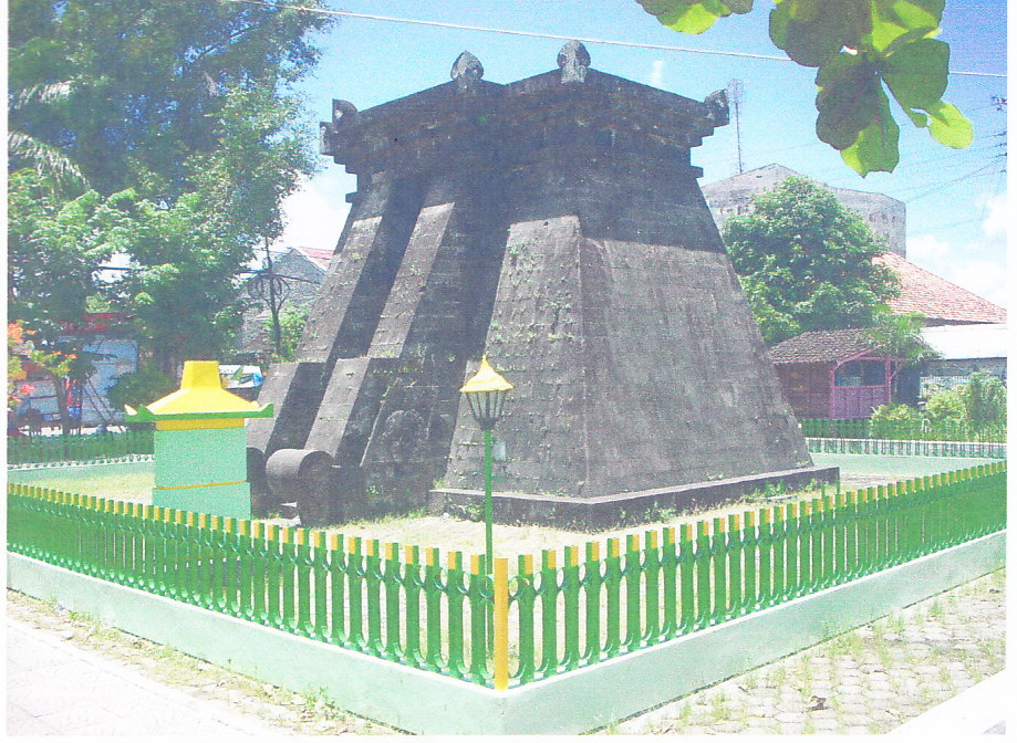 Tugu Pusaka di depan Kantor Kecamatan Selogiri, Kabupaten Wonogiri tempat menyimpan pusaka Pangeran Sambernyawa.