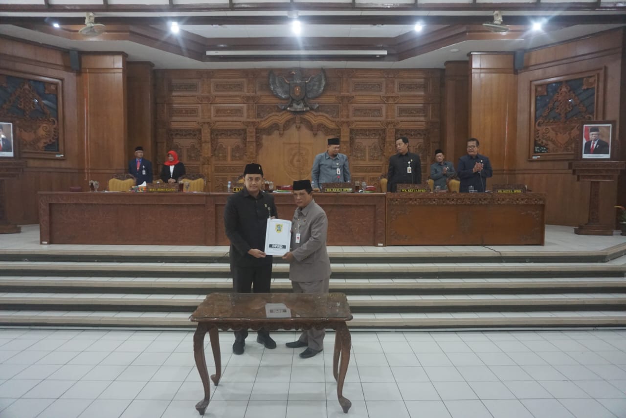 Ketua DPRD Klaten Hamenang Wajar Ismoyo (kiri) serahkan dokumen dua perda kepada Wakil Bupati Klaten Yoga Hardaya di Gedung Paripurna DPRD Klaten, Kamis (25/4/2024).