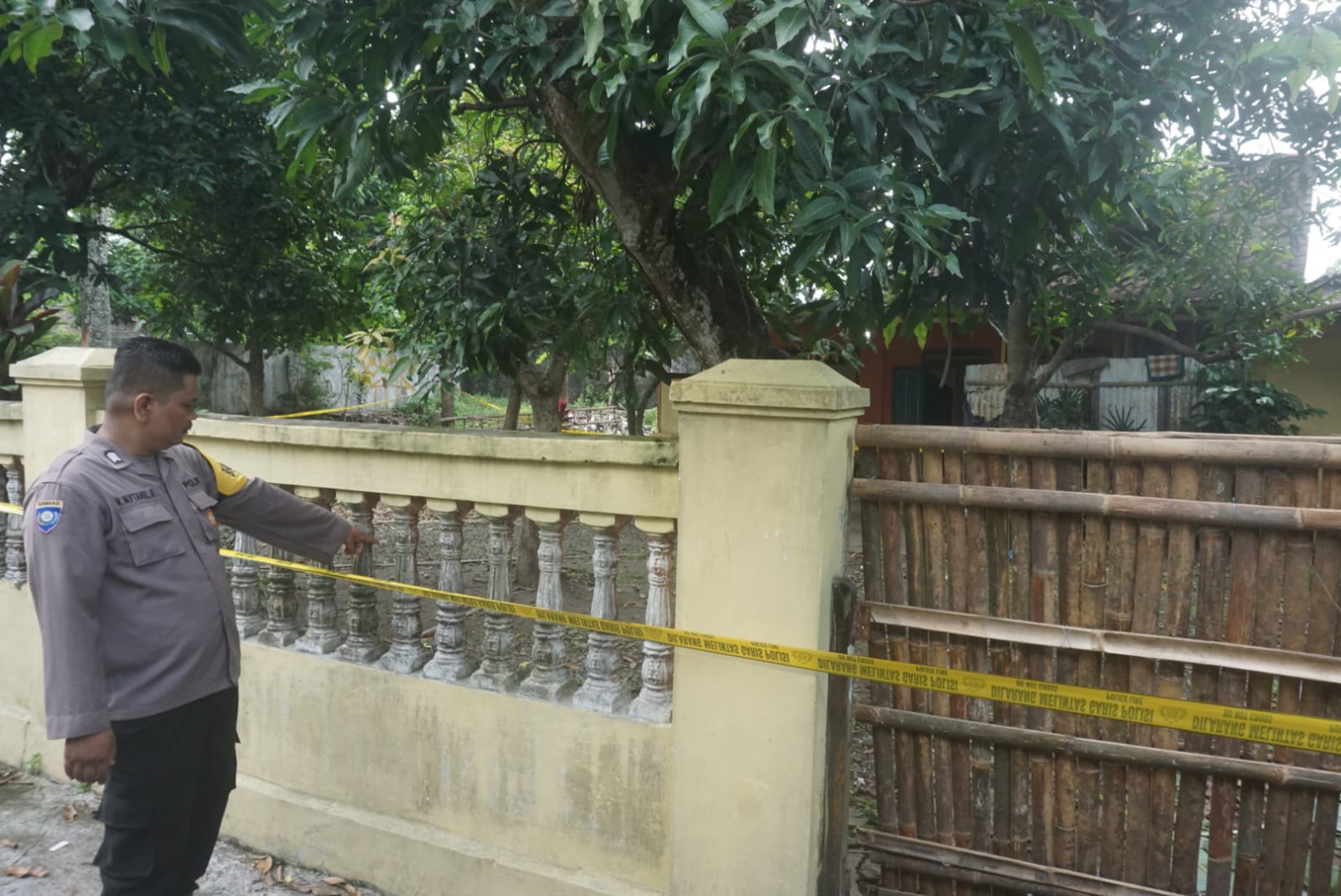 Police line terpasang di TKP perkelahihan berujung kematian di Klikotes Klaten.