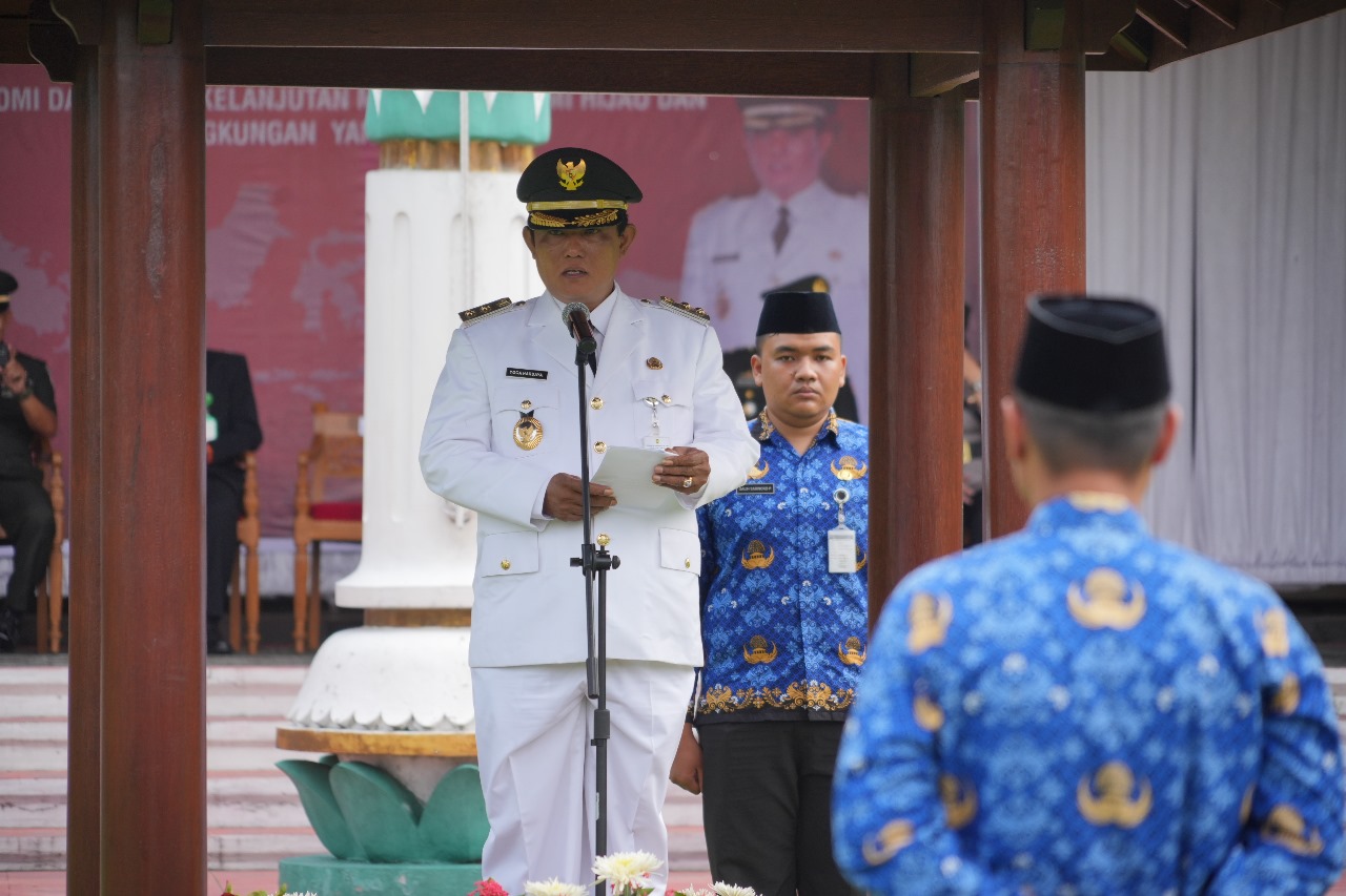 Wakil Bupati Klaten Yoga Hardaya memimpin upaca peringatan Hari Otonomi Daerah ke-28. (Dok. Bagian Prokopim Setda Klaten)