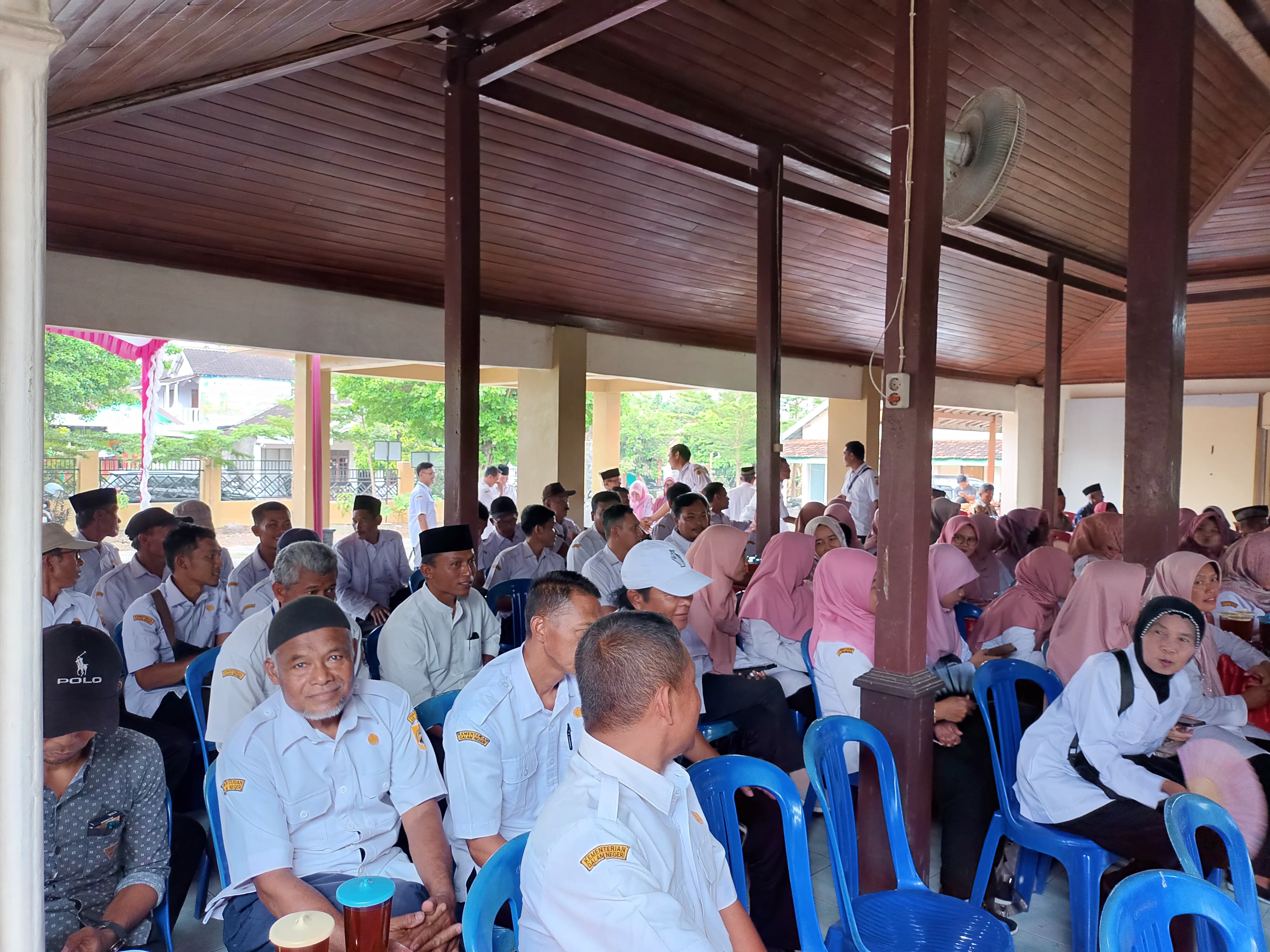 Perangkat desa se Kecamatan Kalijambe, Sragen mengikuti halal bihalal dan penghimpunan dana sosial. (Ahmad Khairudin/Radar Solo)