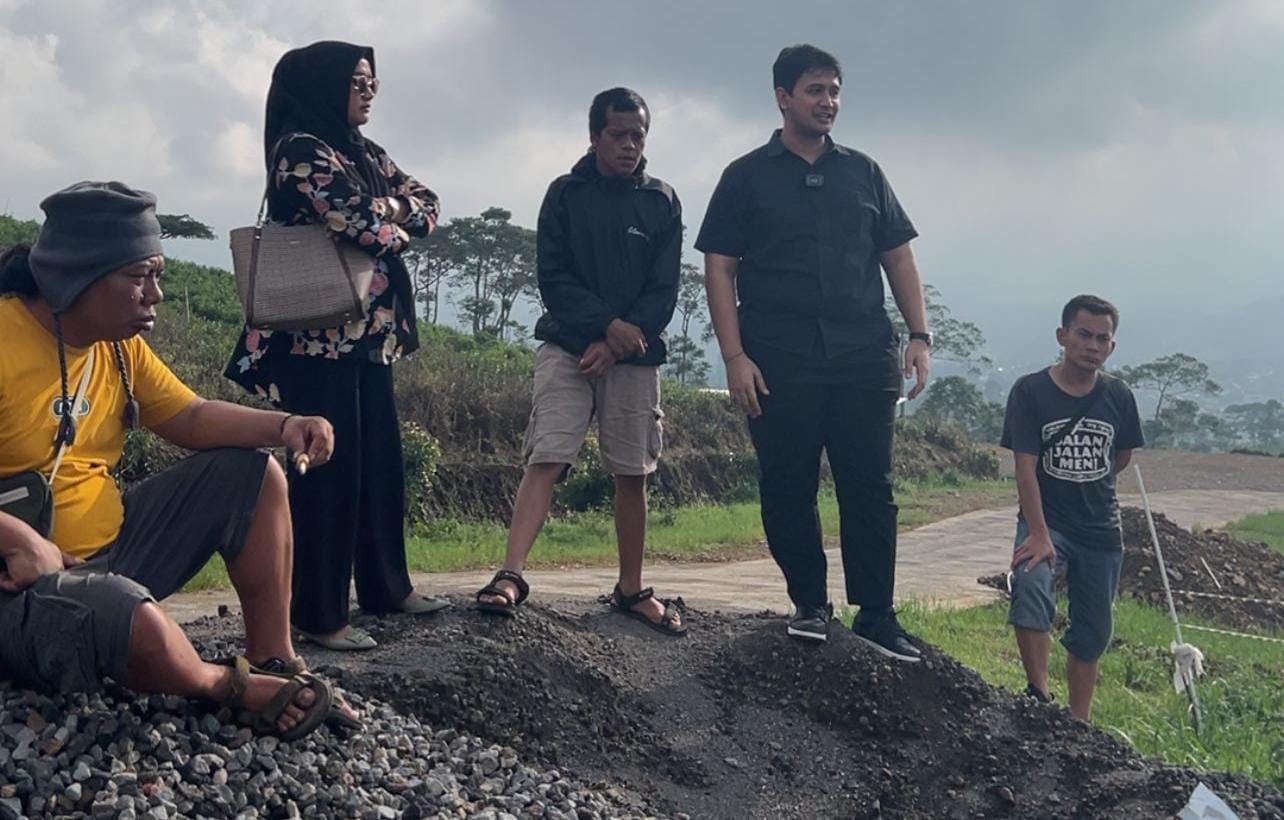 Sekretaris Komisi B DPRD Karanganyar Bobby Aditia Putra (dua dari kanan) bersama sejumlah anggota DPRD mengecek salah satu proyek di kebun teh Kemuning. (Rudi Hartono/Radar Solo)