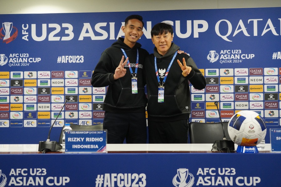 Pelatih timnas Indonesia U-23 Shin Tae-yong bersama sang Kapten Rizky Ridho dalam konferensi pers sebelum perempat final Piala Asia U-23 2024 melawan Korea Selatan di Stadion Abdullah bin Khalifa.