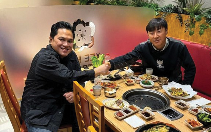 Ketua Umum PSSI Erick Thohir bersama Pelatih Timnas Indonesia Shin Tae Yong berjabatan tangan dalam sebuah kesempatan makan bersama yang diunggah oleh Erick Thohir melalui akun instagram pribadinya.