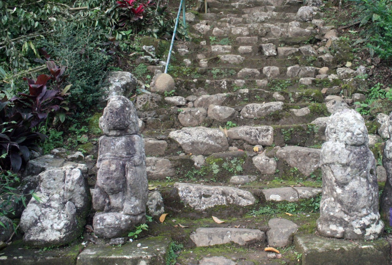 Dwarapala di Candi Menggung Karanganyar yang sudah termakan zaman.