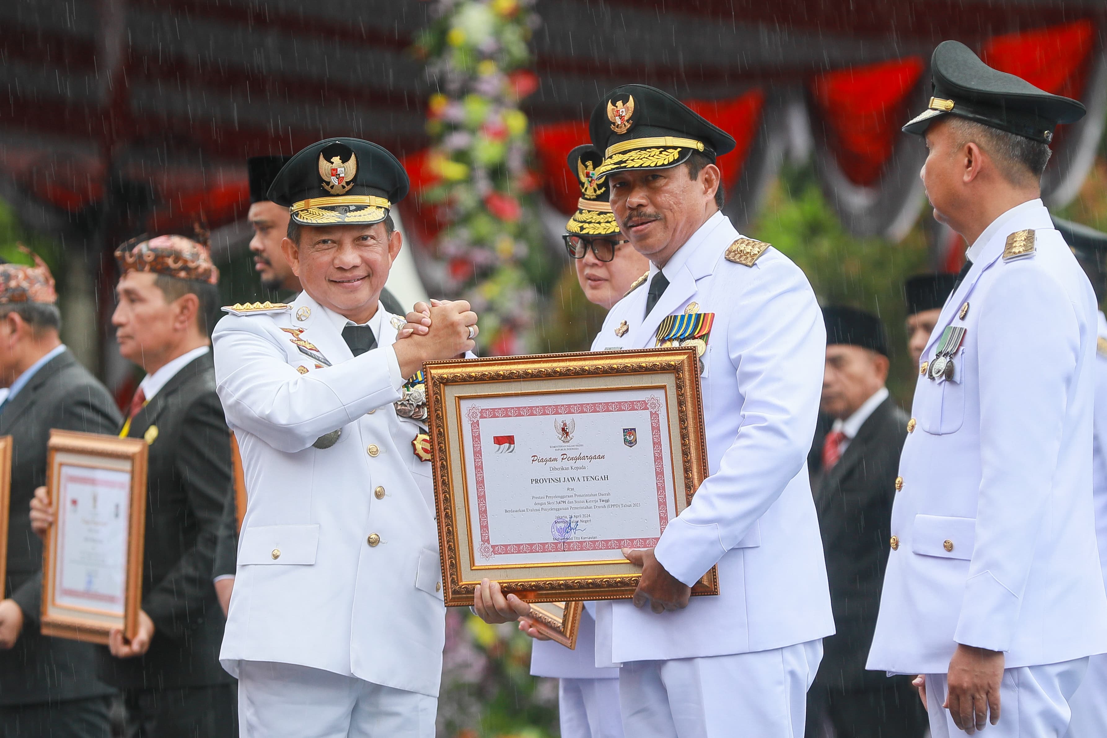 Pj Gubernur Jawa Tengah Nana Sudjana terima penghargaan EPPD 2023 dari Mendagri Tito Karnavian pada pada Upacara Peringatan Hari Otonomi Daerah ke-28 di Balai Kota Surabaya. Kamis (25/4/2024).