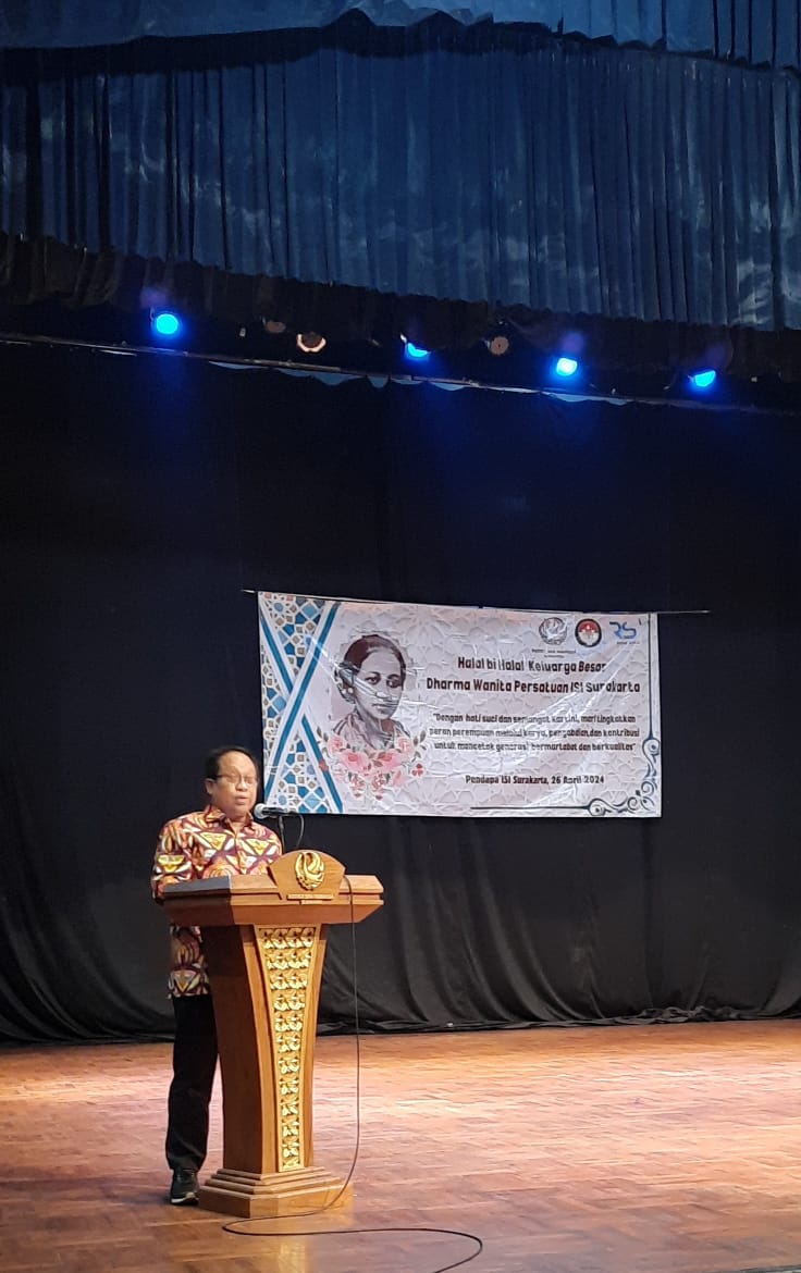 Rektor ISI Surakarta I Nyoman Sukerna beri sambutan.