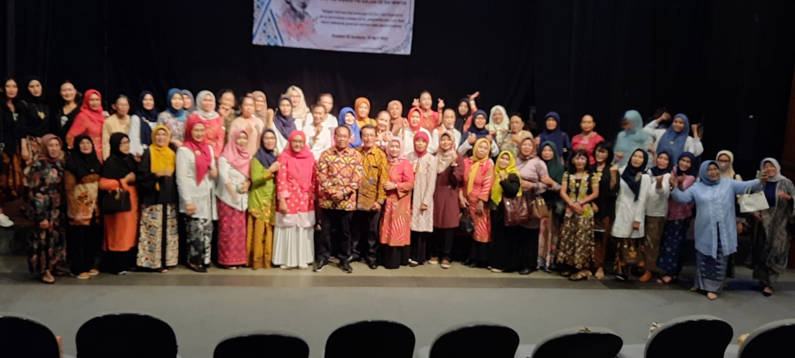 Peserta halal bihalal dan peringatan Hari Kartini yang digelar DWP ISI Surakarta di Gedung Teater Kecil ISI Surakarta, Jumat (26/4/2024).