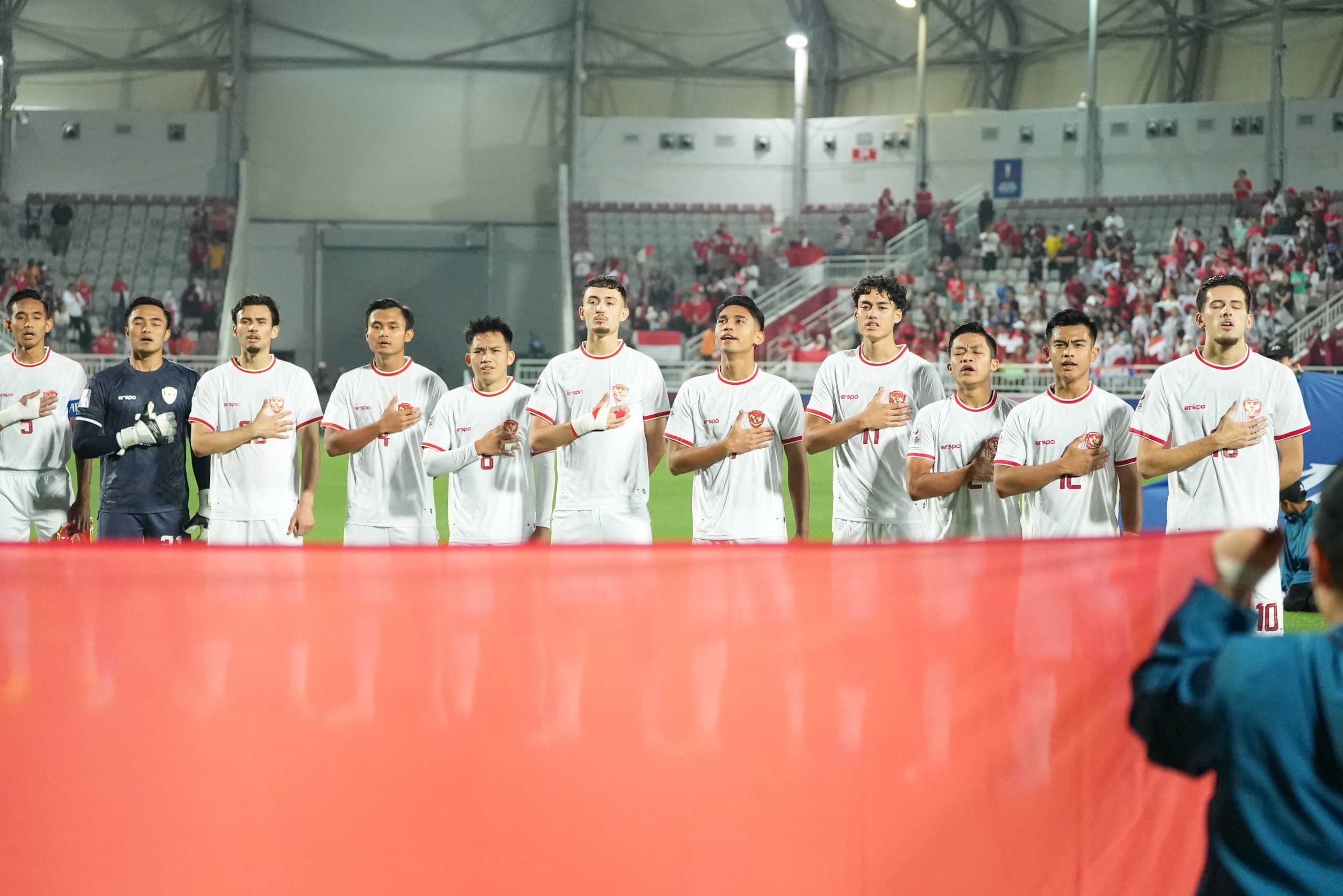 Skuad Timnas Indonesia U-23 saat menghadapi Korea Selatan di perempat final ajang Piala Asia U-23 2024 di Qatar.