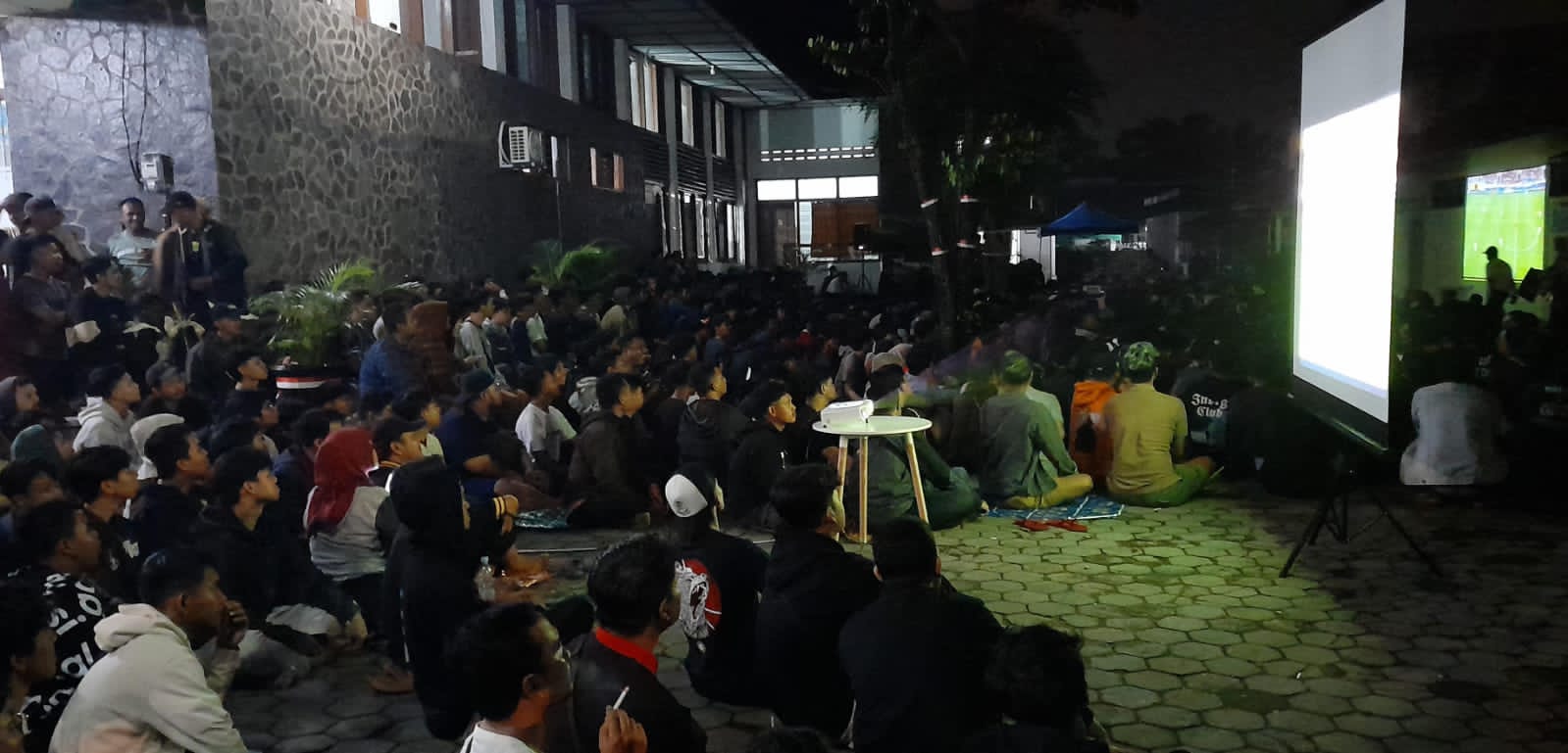 Nonton bareng (nobar) Timnas U-23 di kantor Diskuktrans ESDM Karanganyar tampak seru. (Rudi Hartono/Radar Solo)
