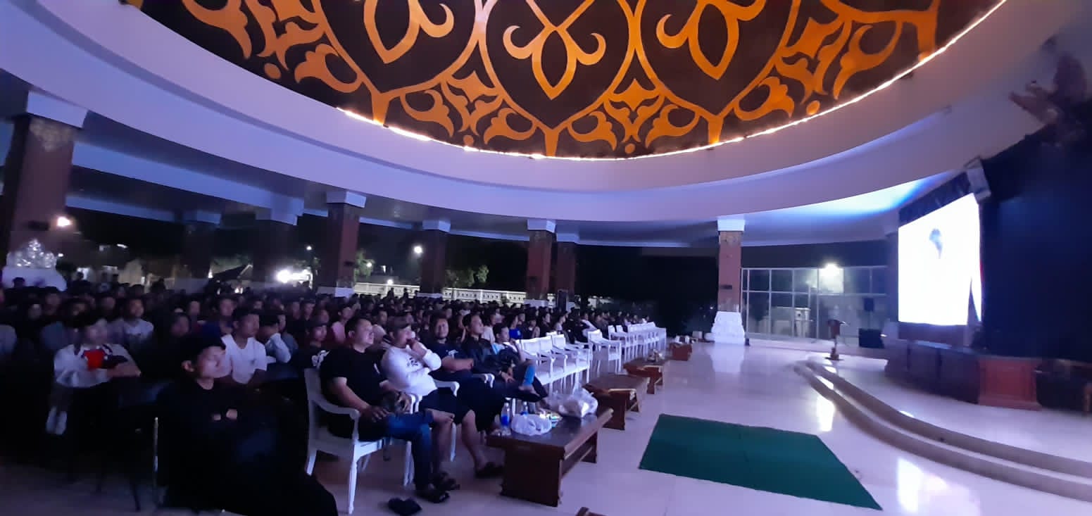 Ratusan warga nonton bareng (nobar) pertandingan Timnas Indonesia U-23 melawan Korea Selatan di Pendapa Rumah Dinas Bupati Karanganyar. (Rudi Hartono/Radar Solo)
