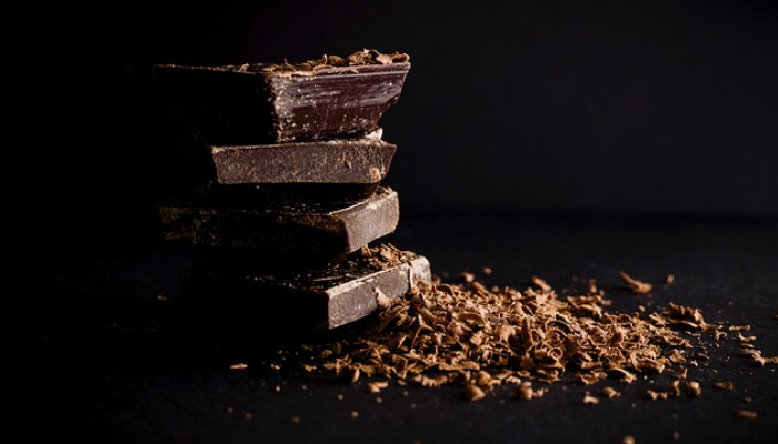 Coklat hitam atau dark chocolate.