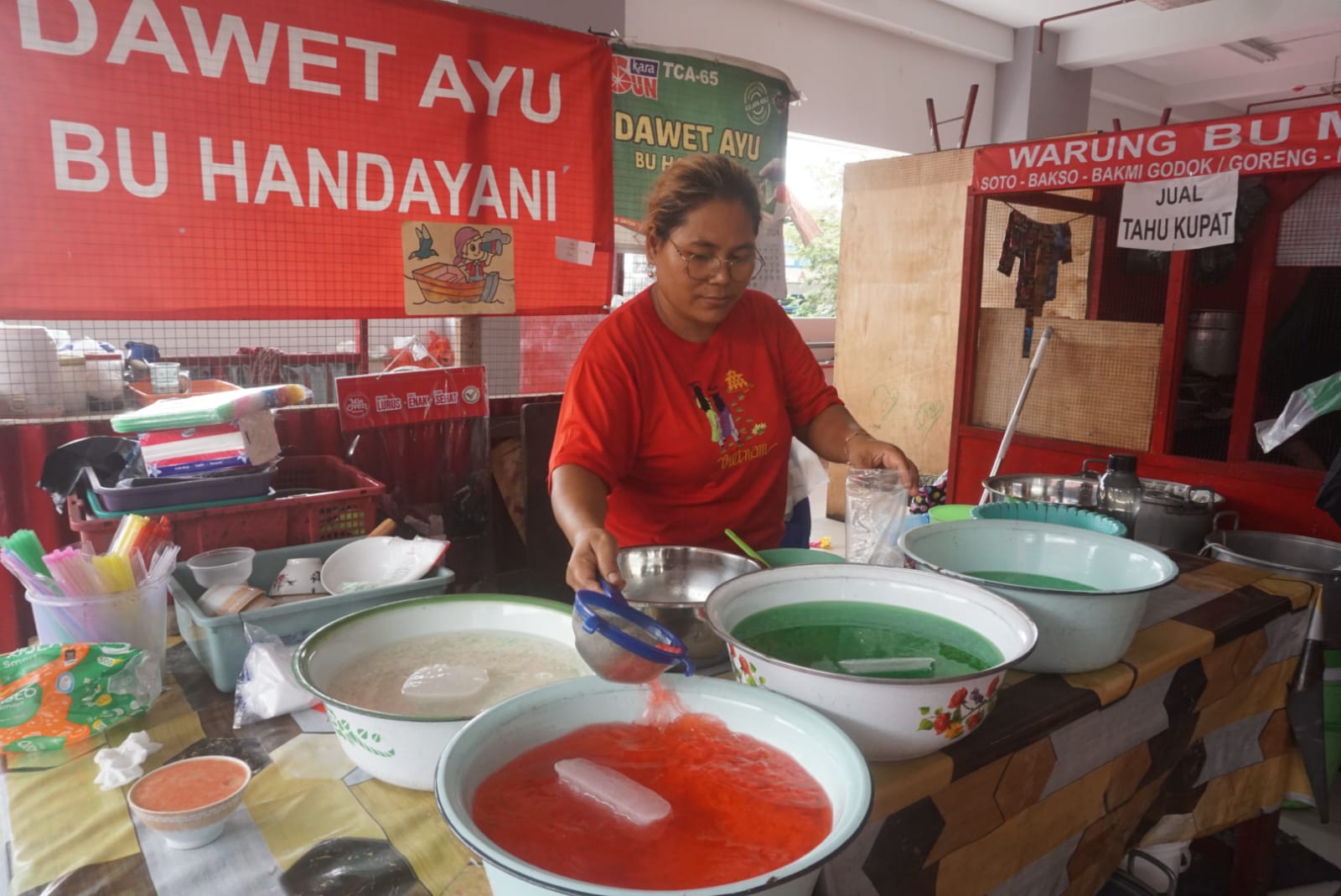 Warung Es Dawet Ayu Bu Handayani di Lantai II Zona B Pasar Gedhe Klaten, Kecamatan Klaten Tengah, Klaten. (Angga Purenda/Radar Solo)