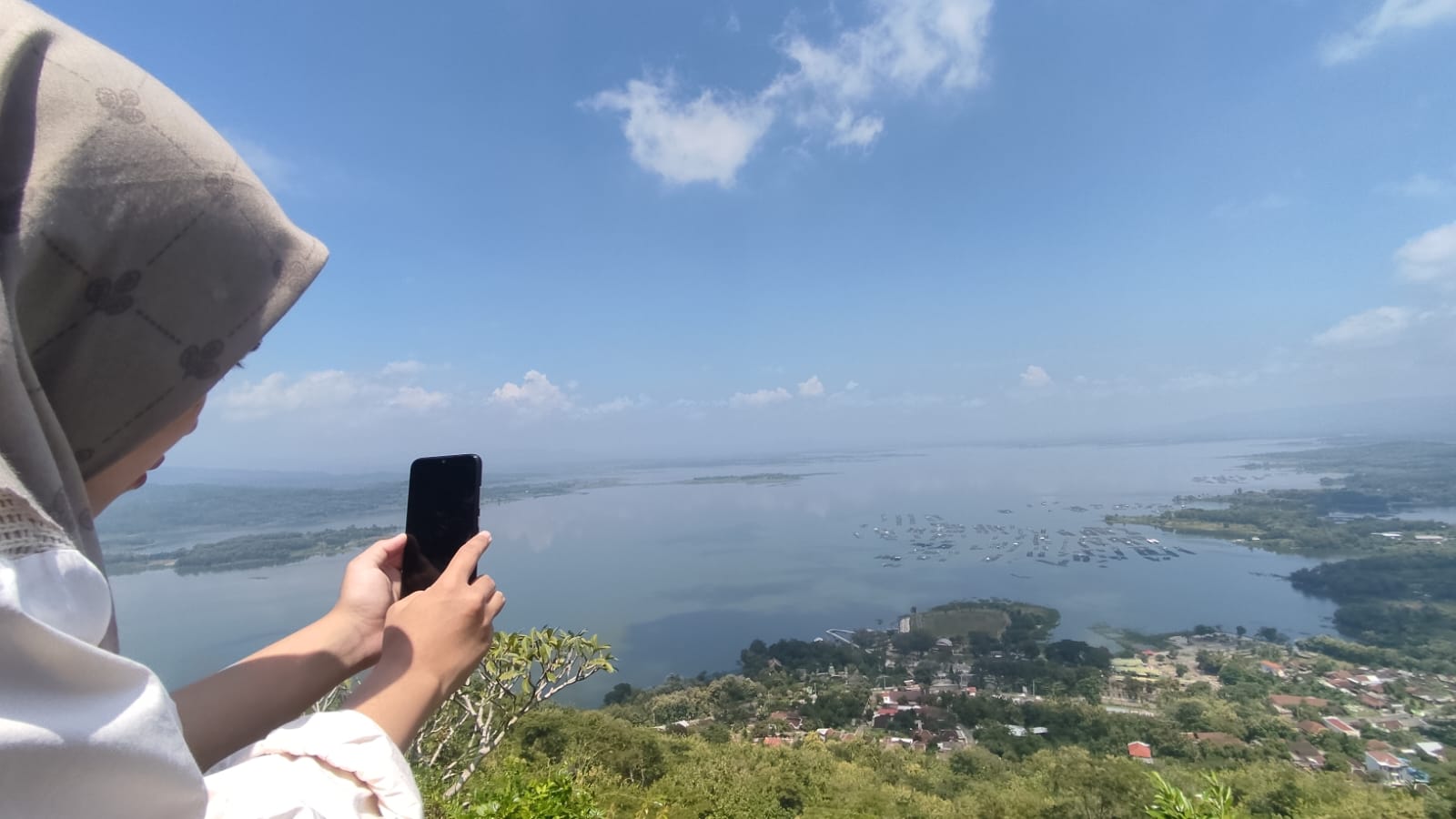 Wisatawan mengambil foto Waduk Gajah Mungkur Wonogiri dari Watu Cenik. (Iwan Adi Luhung/Radar Solo)