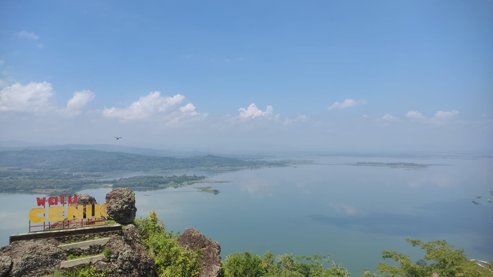 Objek wisata Watu Cenik dengan panorama Waduk Gajah Mungkur Wonogiri. (Iwan Adi Luhung/Radar Solo)