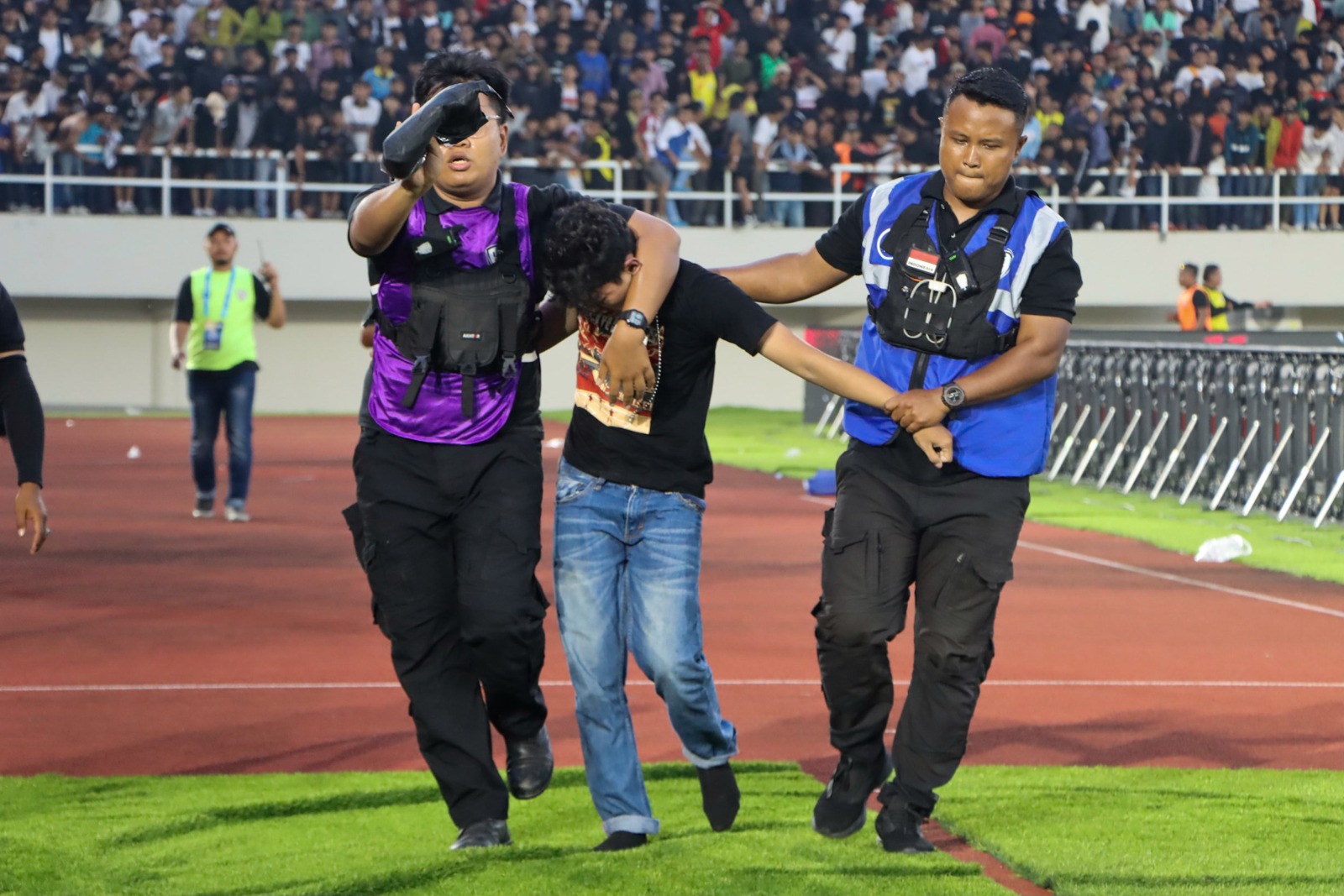 suporter diamankan saat laga Persis Solo melawan Persita Tangerang di Stadion Manahan, Jumat sore, 26 April 2024.