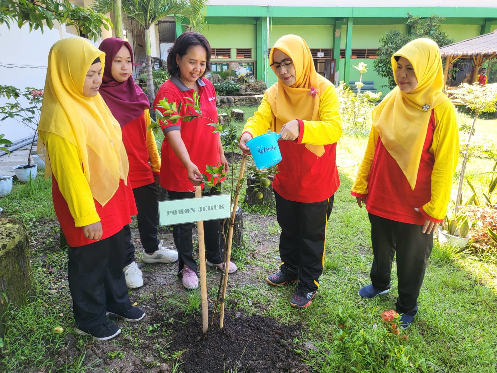 Guru SMPN 7 Surakarta melakukan kegiatan penanaman pohon menyambut Hari Bumi.