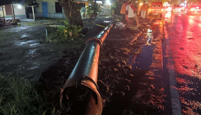 Tiang PJU ambruk akibat hujan angin di Desa Kepanjen, Kecamatan Delanggu, Klaten, Sabtu (27/4).