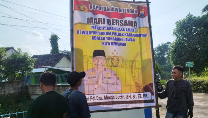 Warga memasang spanduk dukungan untuk Kapolda Jateng Irjen Pol Ahmad Luthfi untuk maju di Pilgub Jateng 2024.