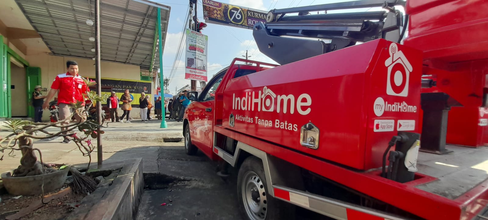 Teknisi PT Telkom menyiapkan panataan kabel di wilayah Kecamatan Gondangrejo, Kabupaten Karanganyar.