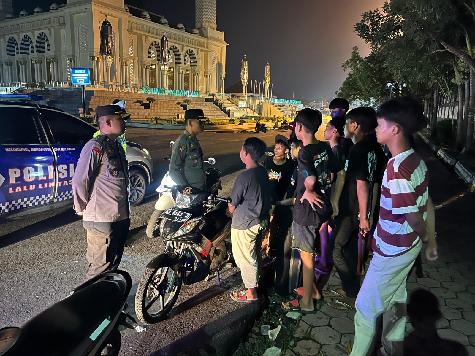 Wakapolres Karanganyar Kompol Mardiyanto (kiri) memimpin razia knalpot brong di Kota Karanganyar, Sabtu (27/4) malam. (Rudi Hartono/Radar Solo)
